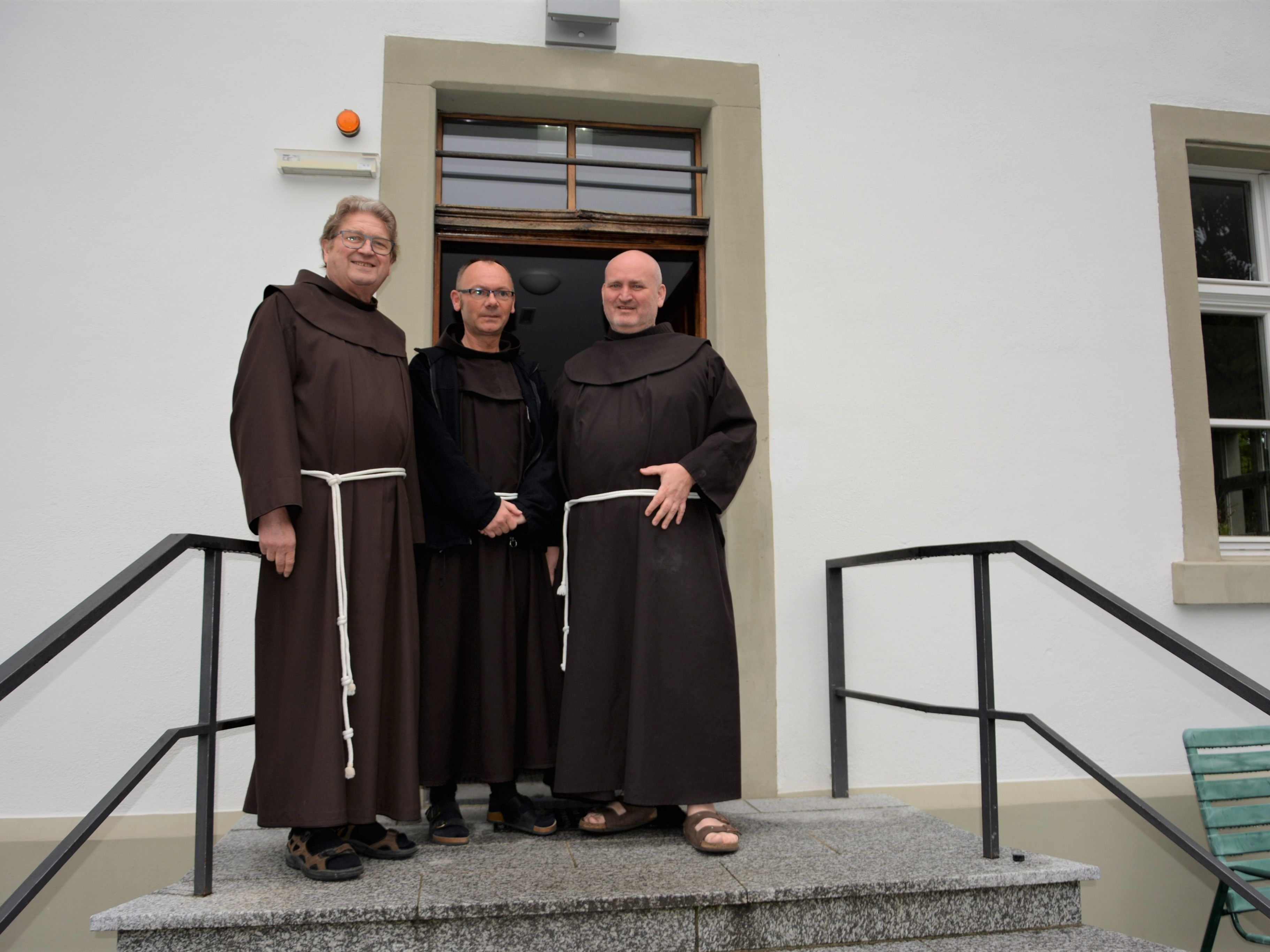 Sie sind bald wieder öffentlich im Einsatz: Pater Wenzeslaus, Guardian Maxentius und Pater Natalis.