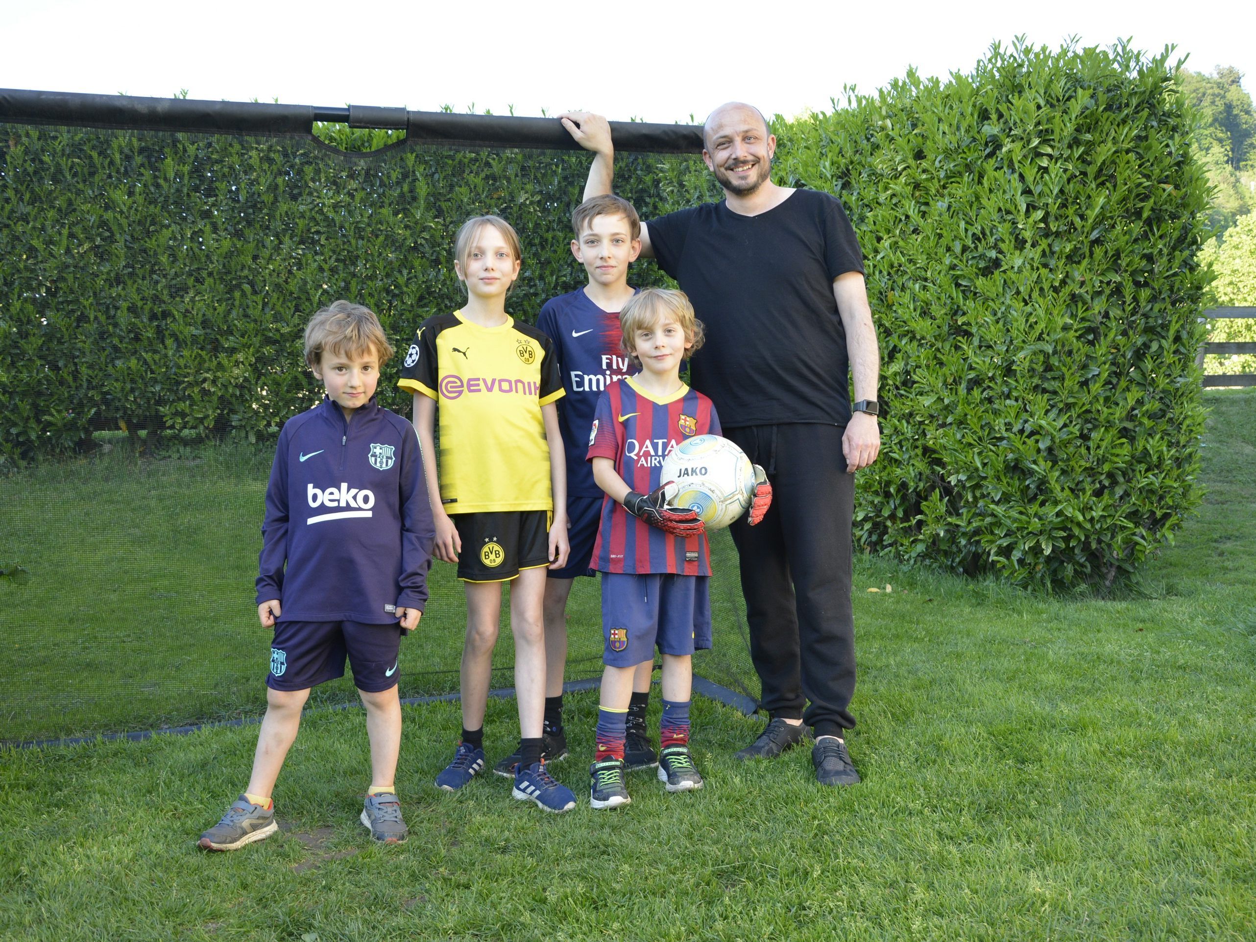Das Familien-Fußball-Team Auer ist für ein Foto bereit. Seit ein paar Tagen spielt auch Ruben (links) mit.