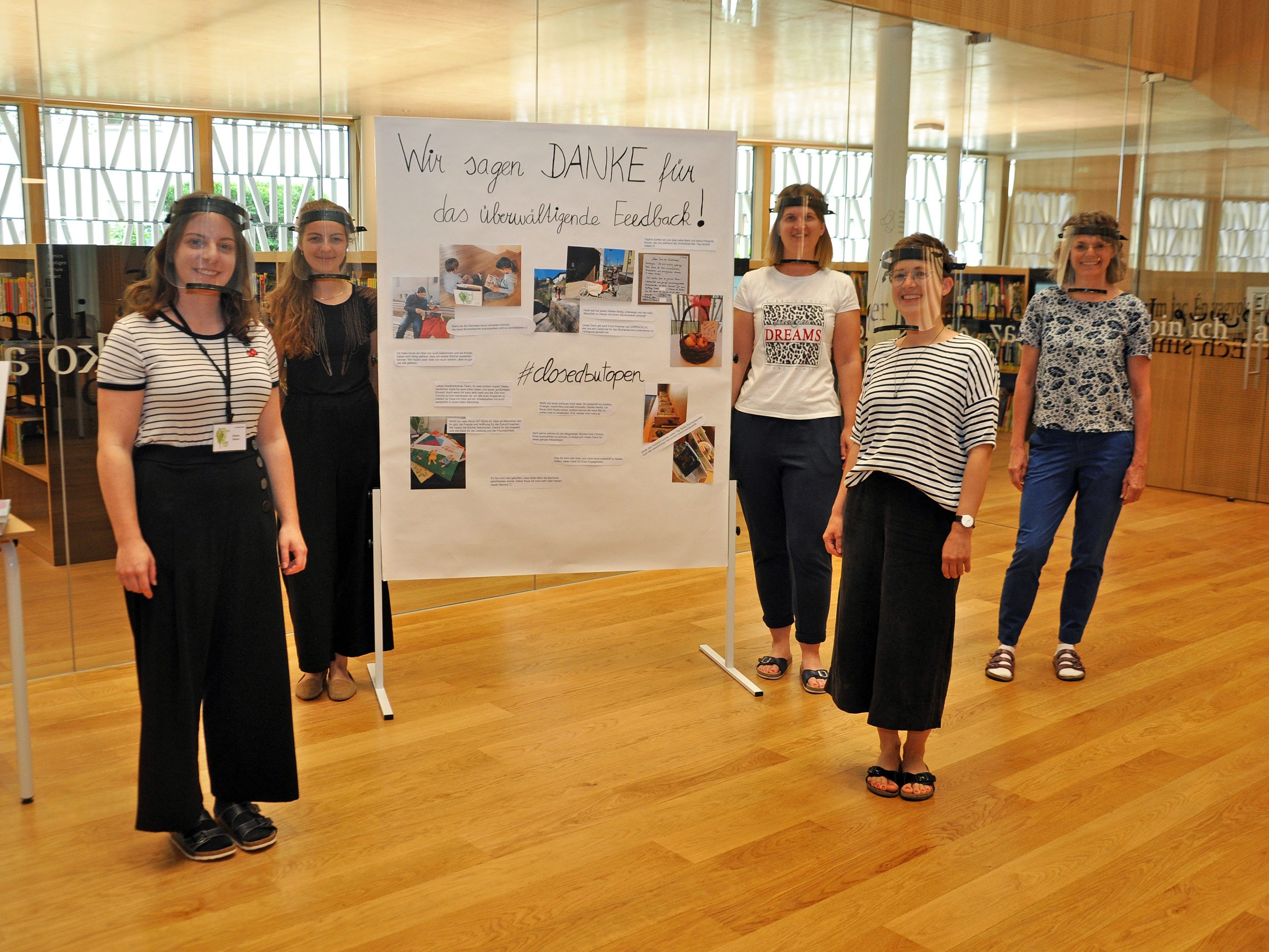 Nach der langen Schließzeit freut sich das Team der Stadtbibliothek die Besucher wieder persönlich zu beraten.