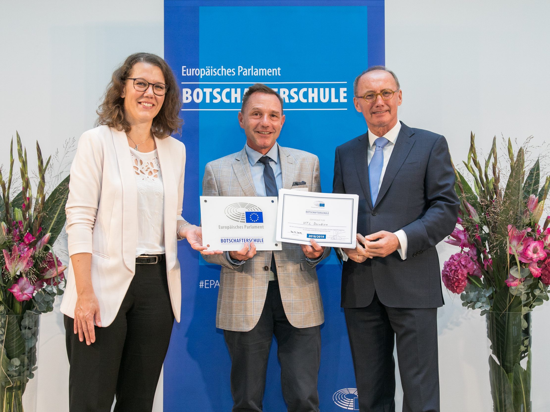 Direktor Michael Grünwald nahm im vergangenen Herbst die Botschafterschule-Urkunde entgegen.