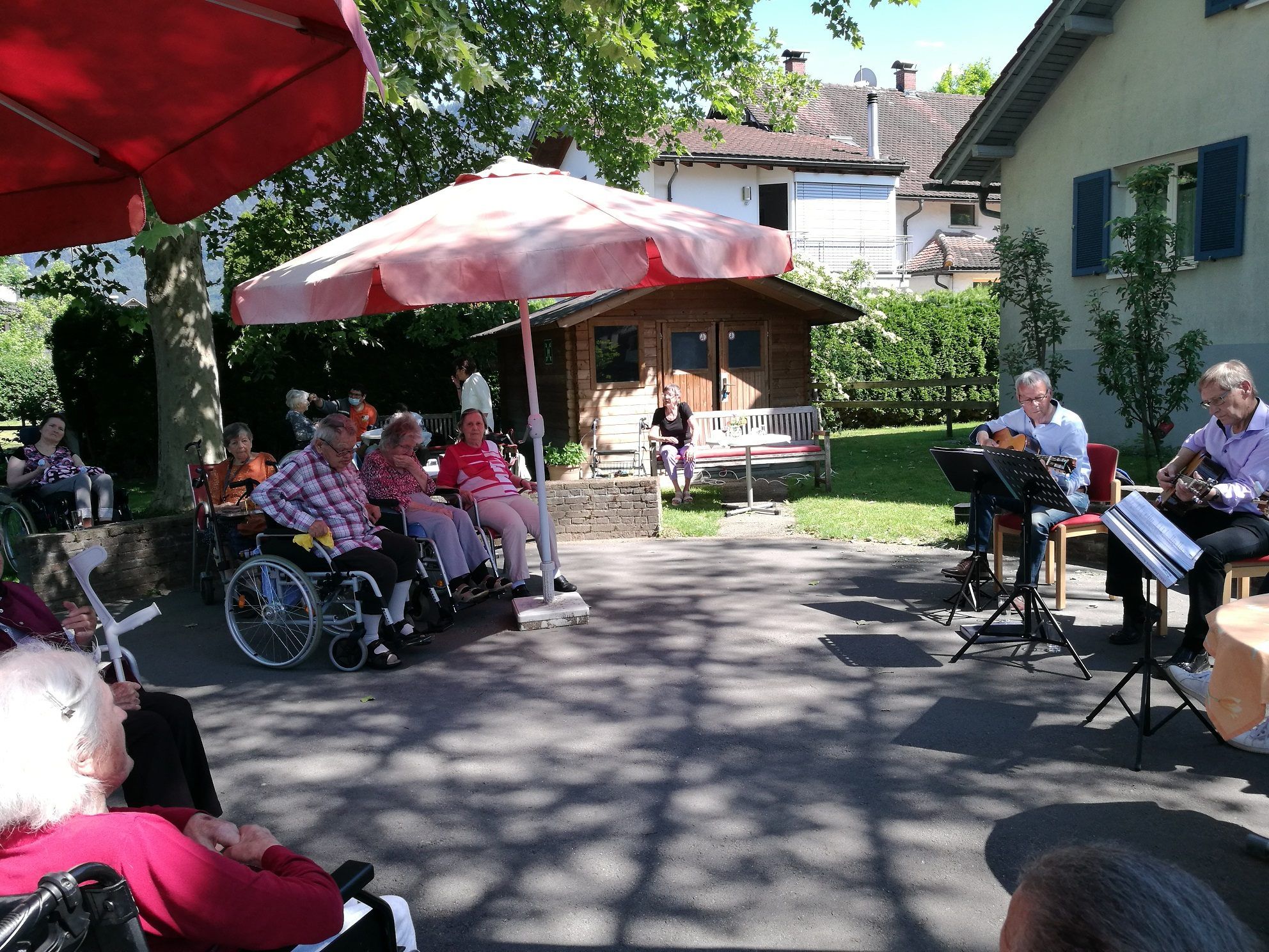 Gartenkonzert schenkte Freude im Sozialzentrum Altach. Gartenkonzert schenkte Freude im Sozialzentrum Altach.