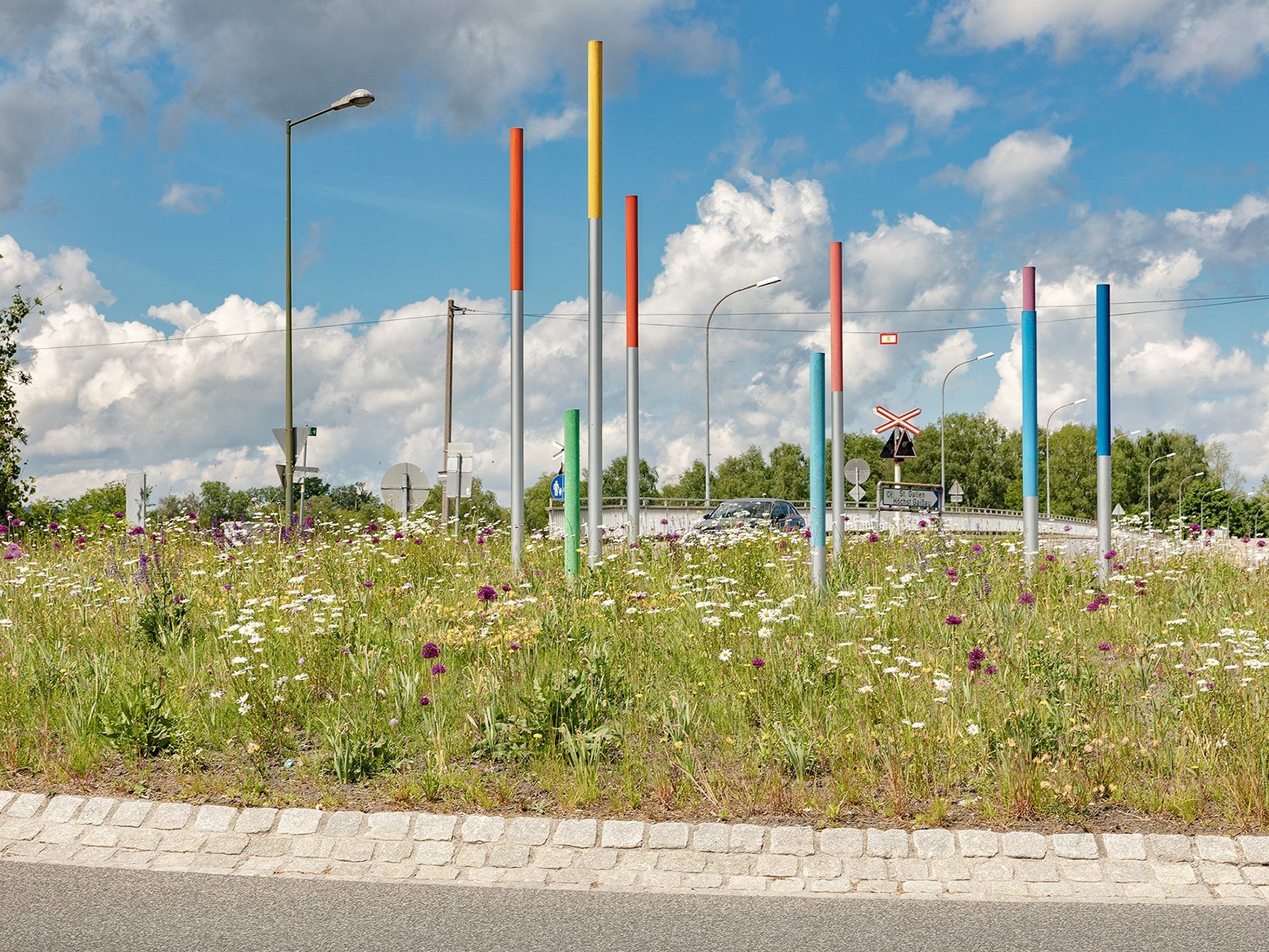 Blühflächen am Straßenrand – wie hier beim Bahnhof Lustenau – haben in Lustenau bereits Tradition, zählt die Gemeinde mit insgesamt rund 2.000 m² landesweit zu den Pionieren der naturnahen Grünflächengestaltung.