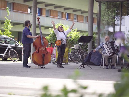 „Toni Bernauer&Friends“ brachten Stimmung ins Sozialzentrum „Mariahilf“ in Bregenz: es wurde mitgesungen, getanzt und begeistert Beifall geklatscht. Spontan erfüllten sie auch Musikwünsche.