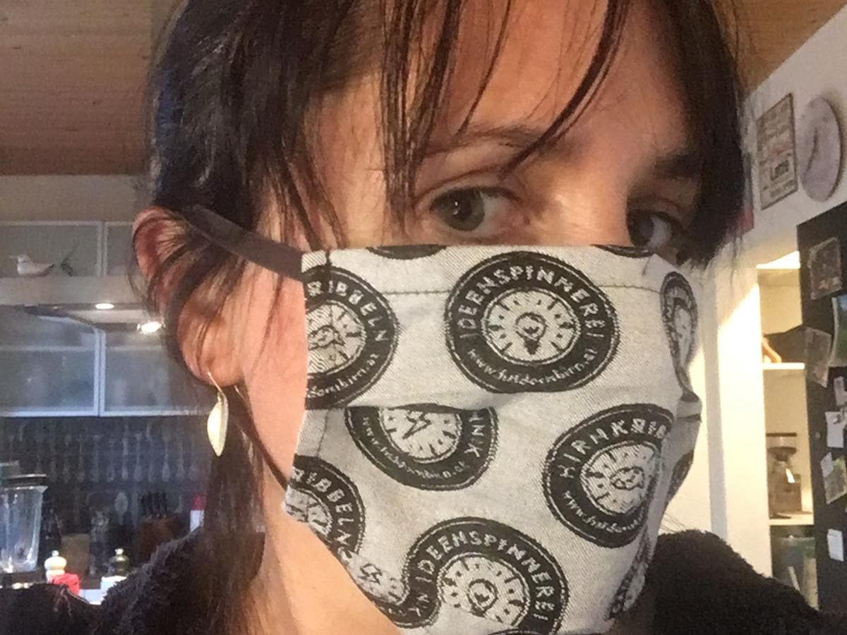 Die eigens kreierten Masken sollen den Prüflingen Glück bringen.
