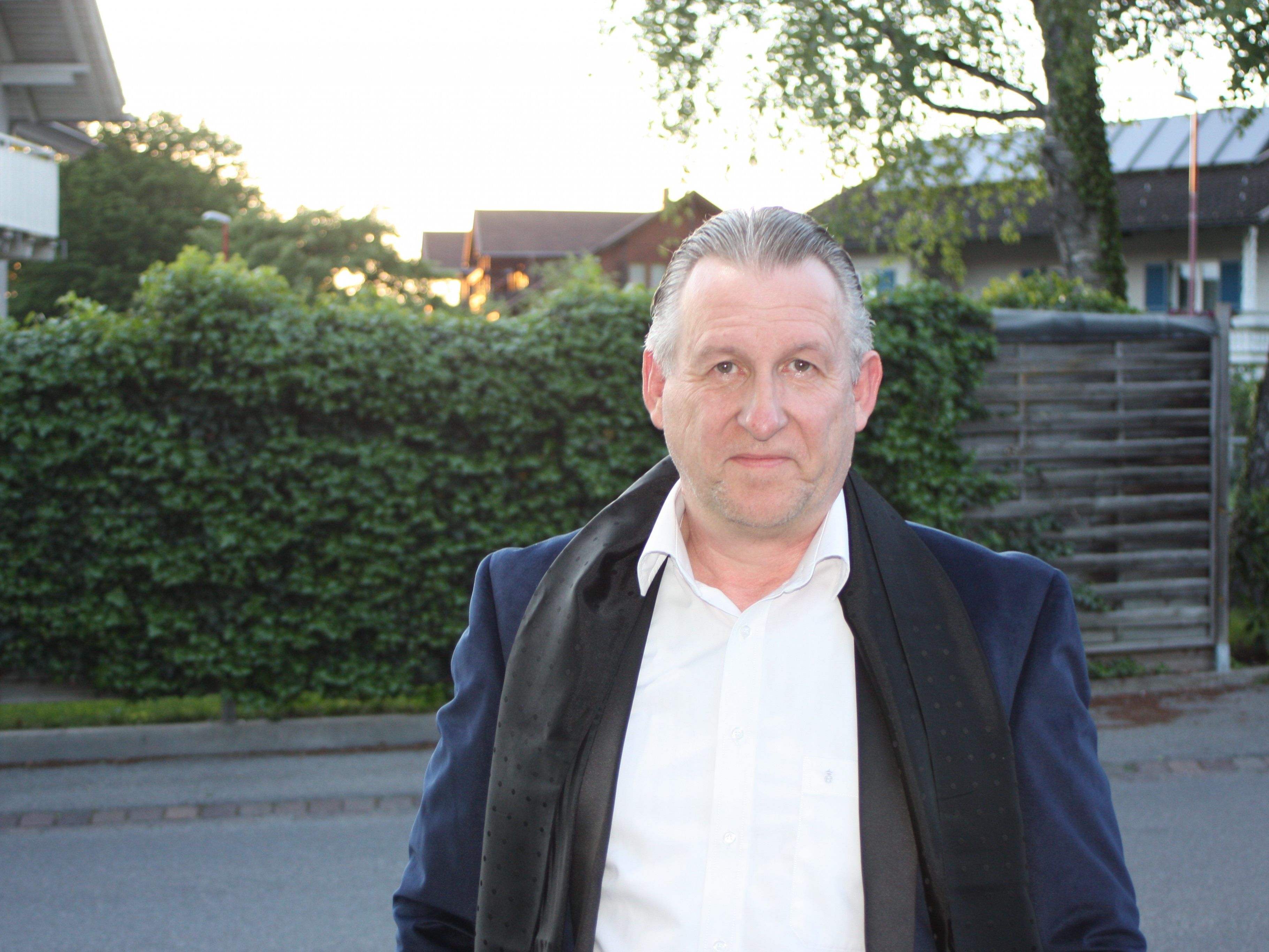 Zusammen mit Bernie Weber hat Armin Weber das Benefizevent Kunst hilft Kunst ins Leben gerufen