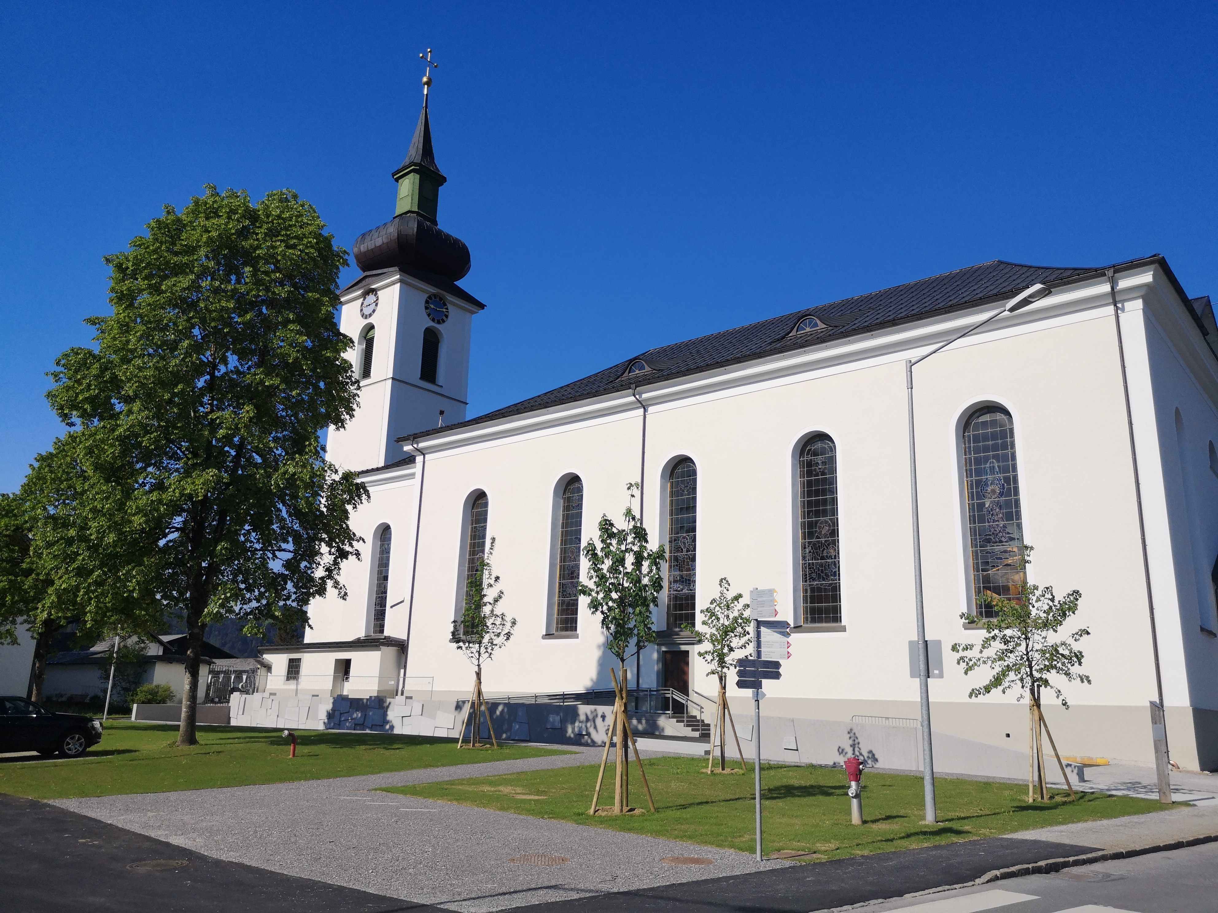 Das DENK.MAL wurde in einer parkähnlichen Anlage östlich der Pfarrkirche situiert.