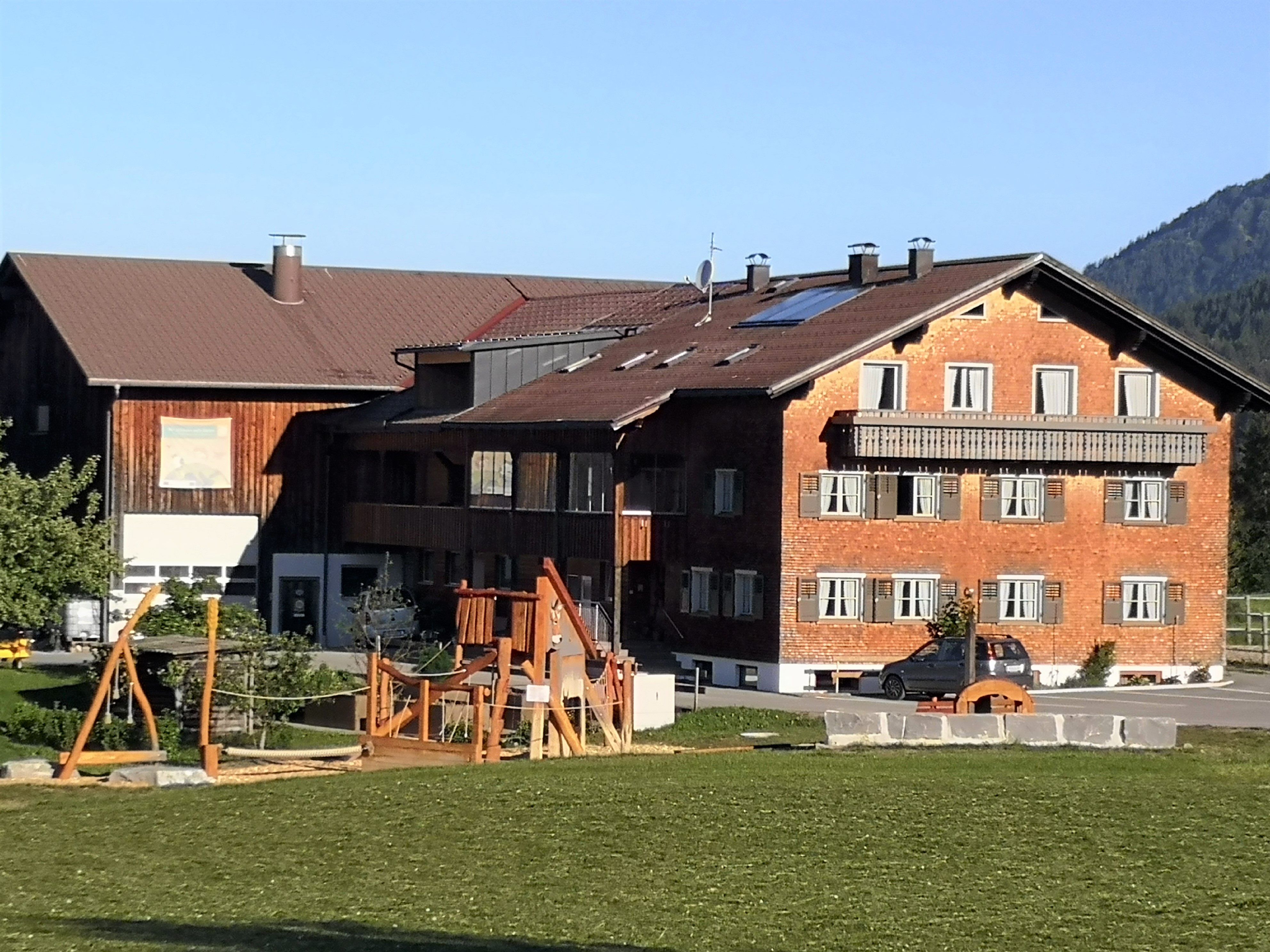 Interessierte Bürger können in das neue Sonnenkraftwerk auf dem Dorner Hof investieren. Interessierte Bürger können in das neue Sonnenkraftwerk auf dem Dorner Hof investieren.