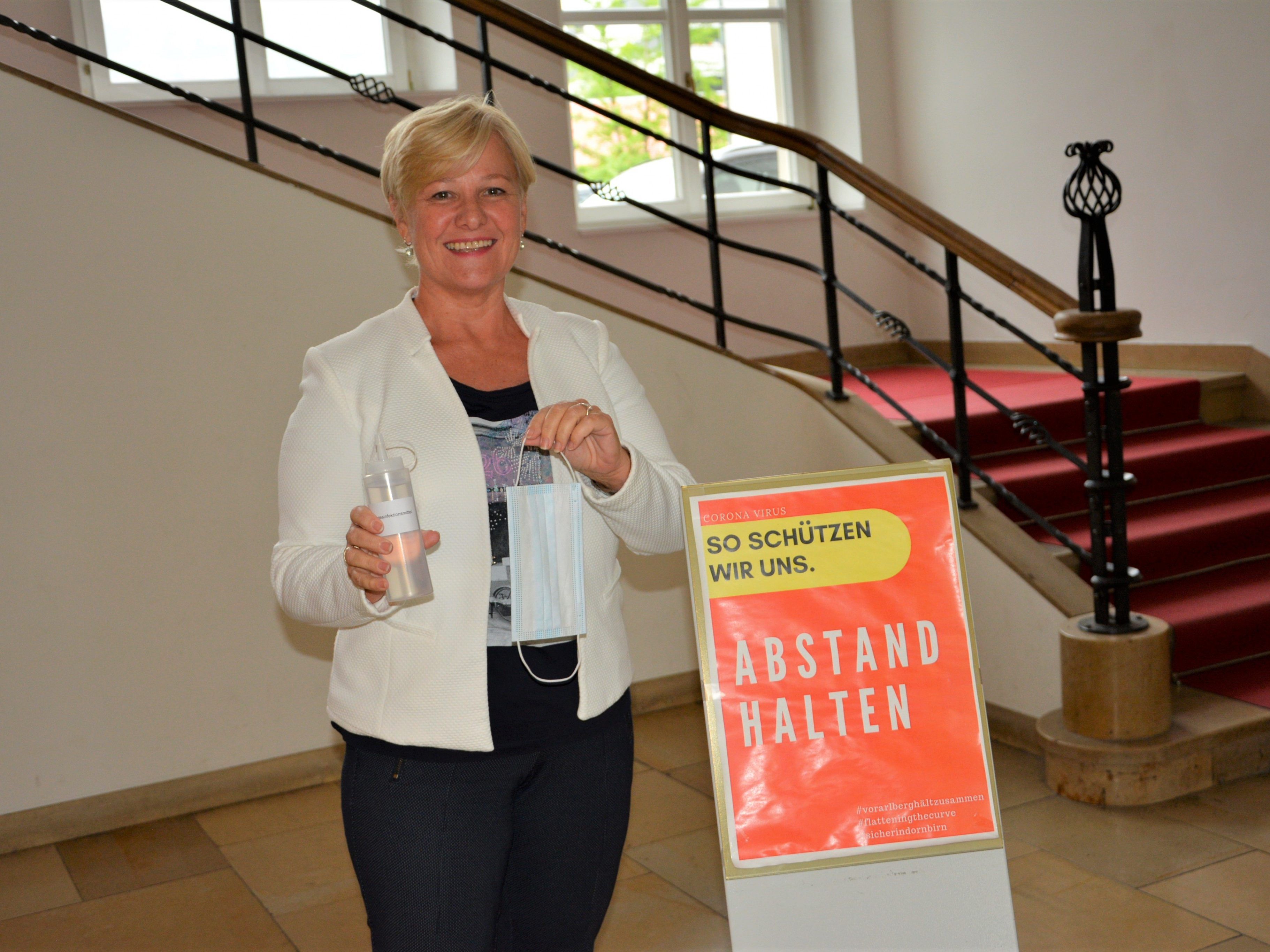 Standesbeamtin Irene Bitschnau: „Mit Abstand halten und Hygiene  können derzeit Trauungen mit zehn Personen vorgenommen werden.“