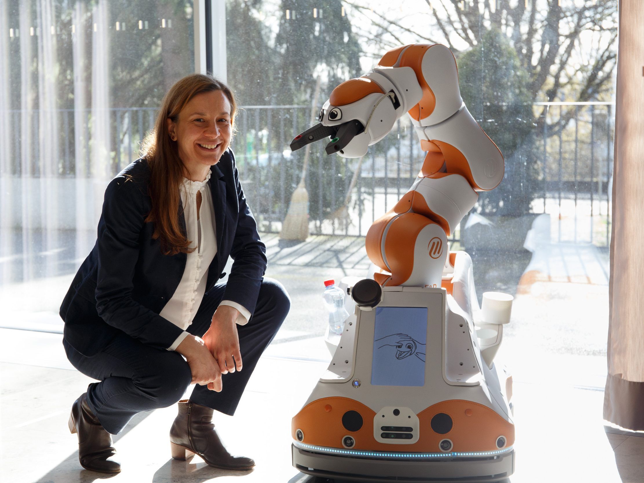 Die Projektleiterin seitens der FH Vorarlberg, Dr. Katrin Paldàn mit dem Roboter „LIO“.