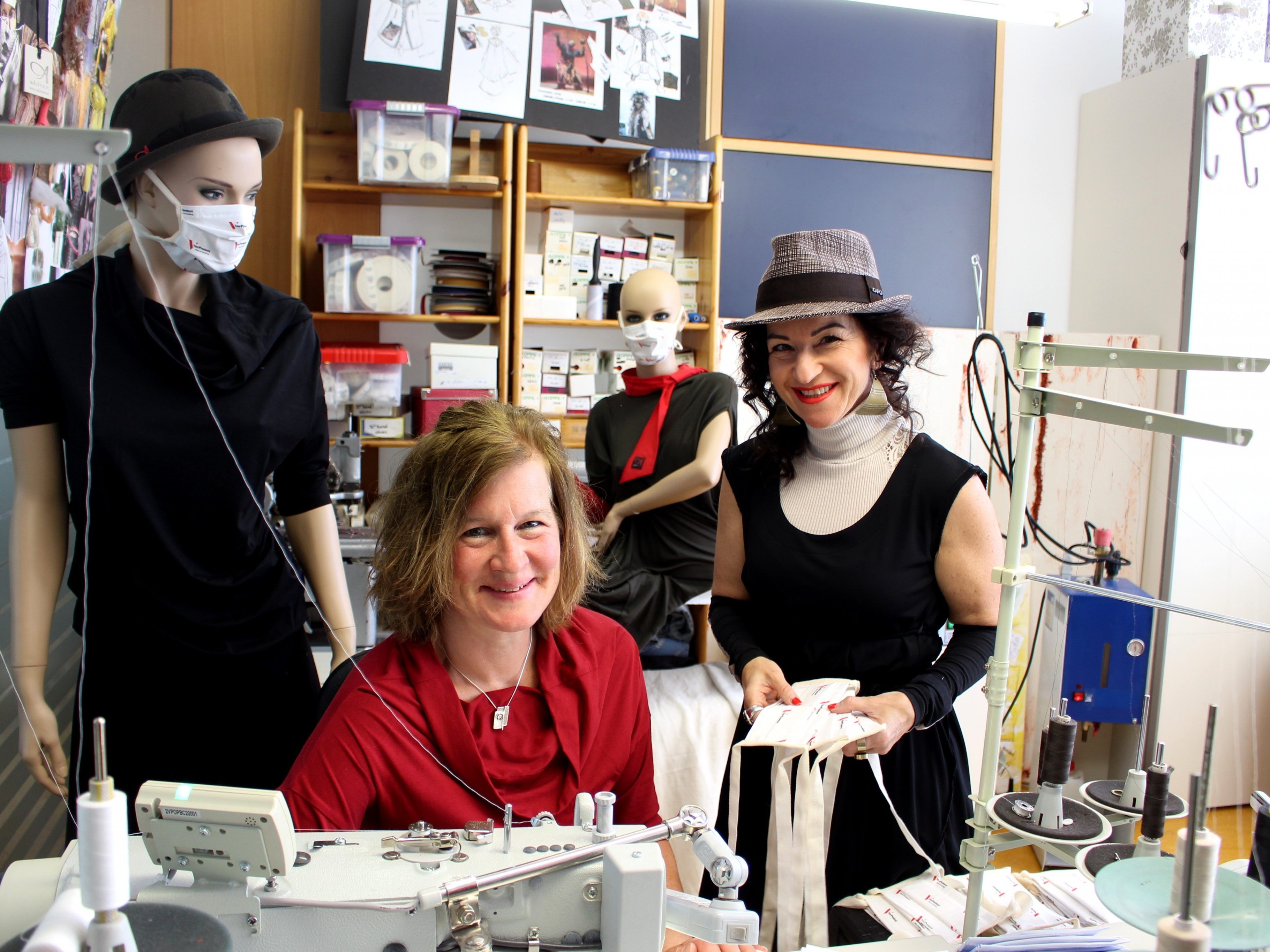 Die Vorarlberger Designerin Regina Kieninger in ihrem Atelier „adelmut“ in Lochau, zusammen mit ihrer Näh-Perle Sabine Elbs. Die Vorarlberger Designerin Regina Kieninger in ihrem Atelier „adelmut“ in Lochau, zusammen mit ihrer Näh-Perle Sabine Elbs.