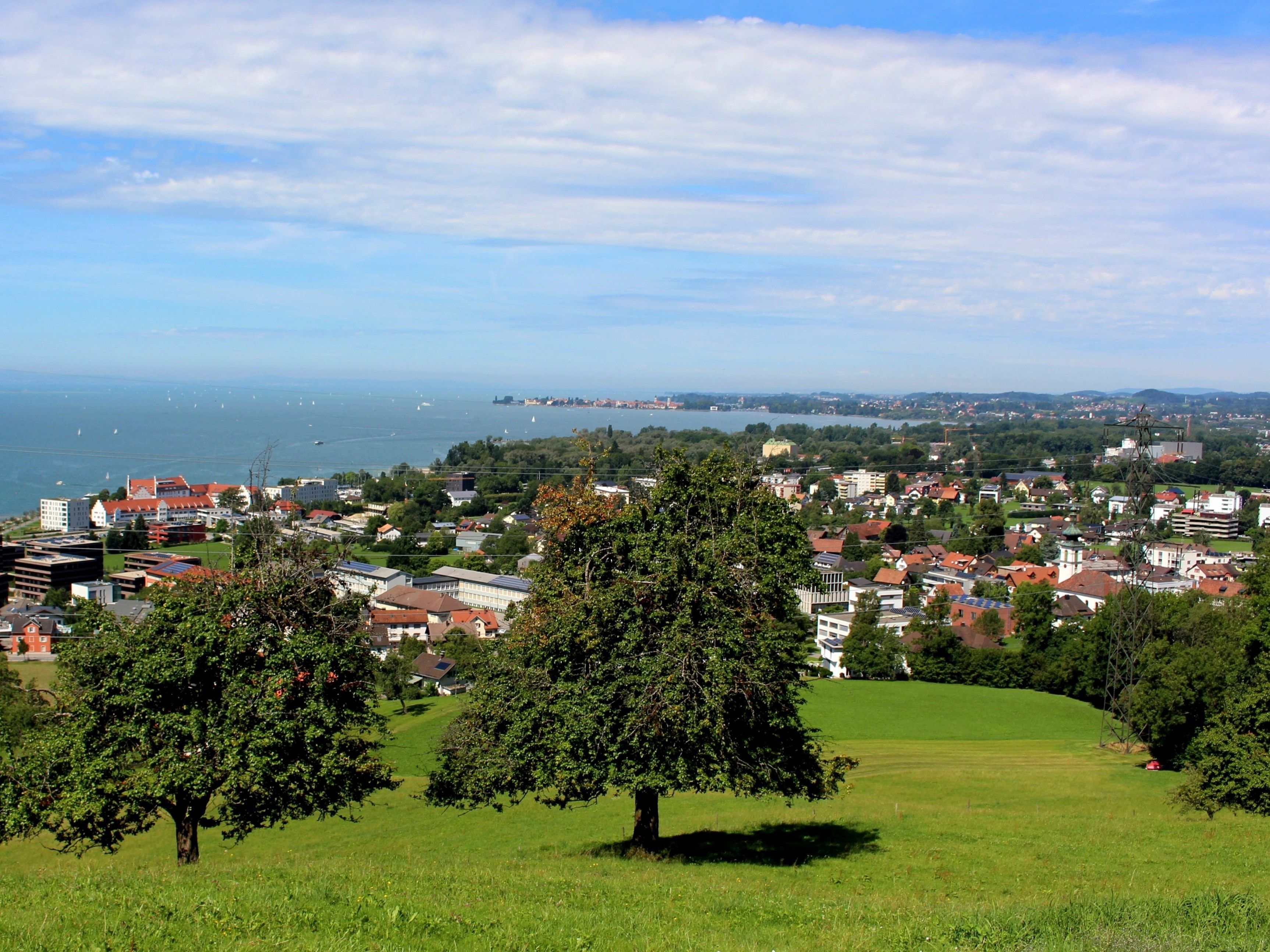 Über 6.000 Einwohner genießen heute in der Gemeinde Lochau das Wohnen und Arbeiten im attraktiven Umfeld zwischen Bodensee und Pfänder. Über 6.000 Einwohner genießen heute in der Gemeinde Lochau das Wohnen und Arbeiten im attraktiven Umfeld zwischen Bodensee und Pfänder.