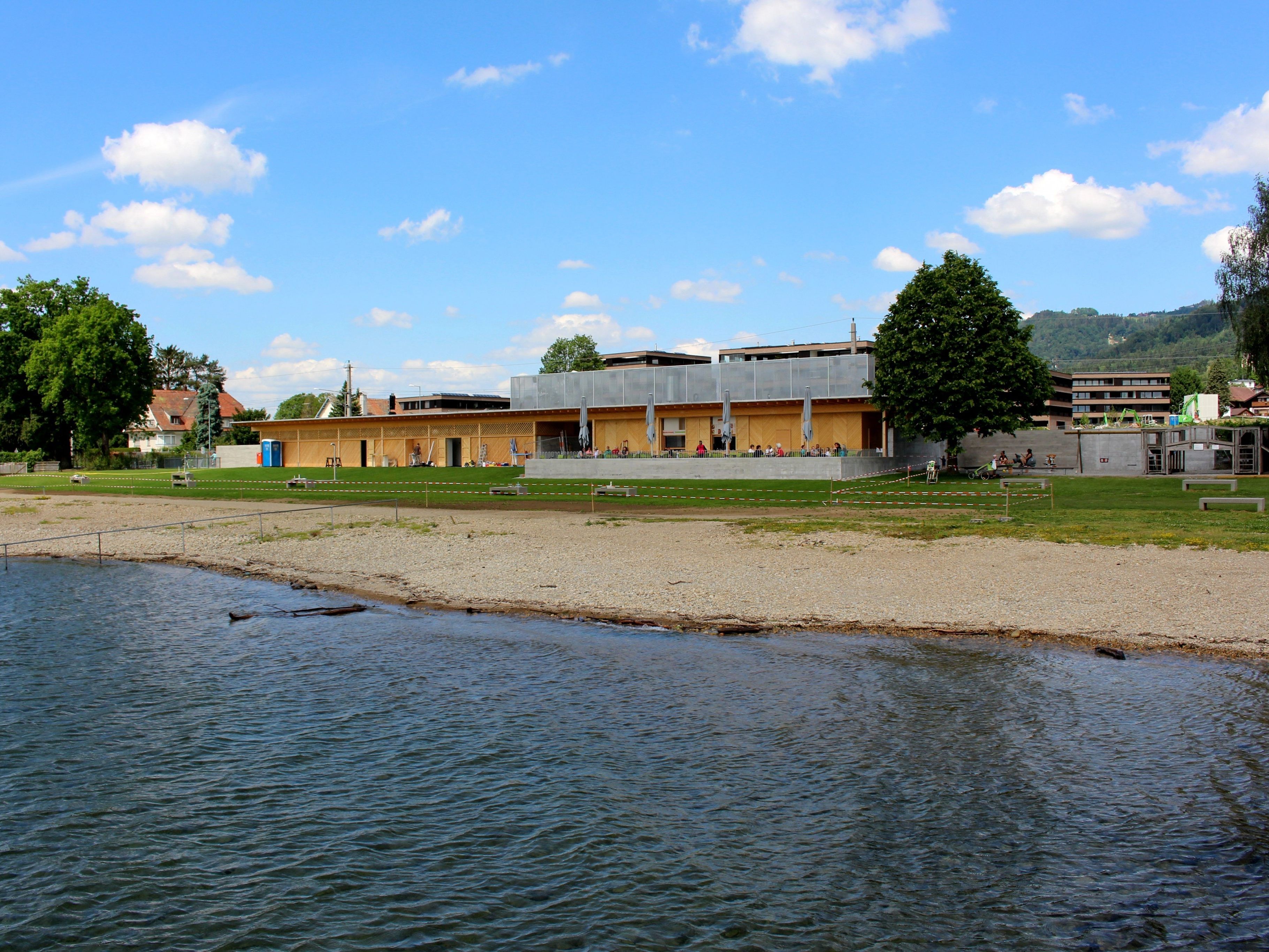 Noch laufen die letzten Arbeiten im neuen Lochauer Strandbad auf Hochtouren. Am Freitag macht das neue Bad auf.