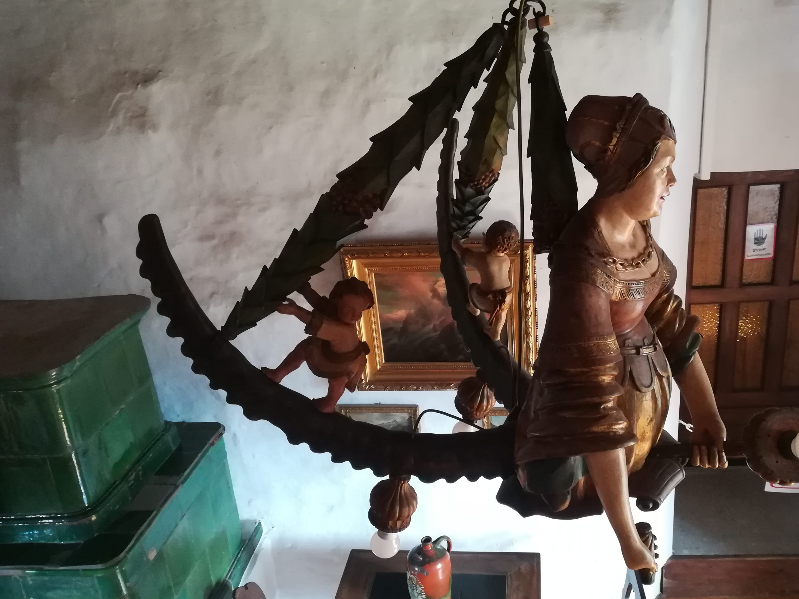 Das Lusterweibchen beleuchtet den Besuchern des Schattenburgmuseums auch heute noch den Weg. Das Lusterweibchen beleuchtet den Besuchern des Schattenburgmuseums auch heute noch den Weg.
