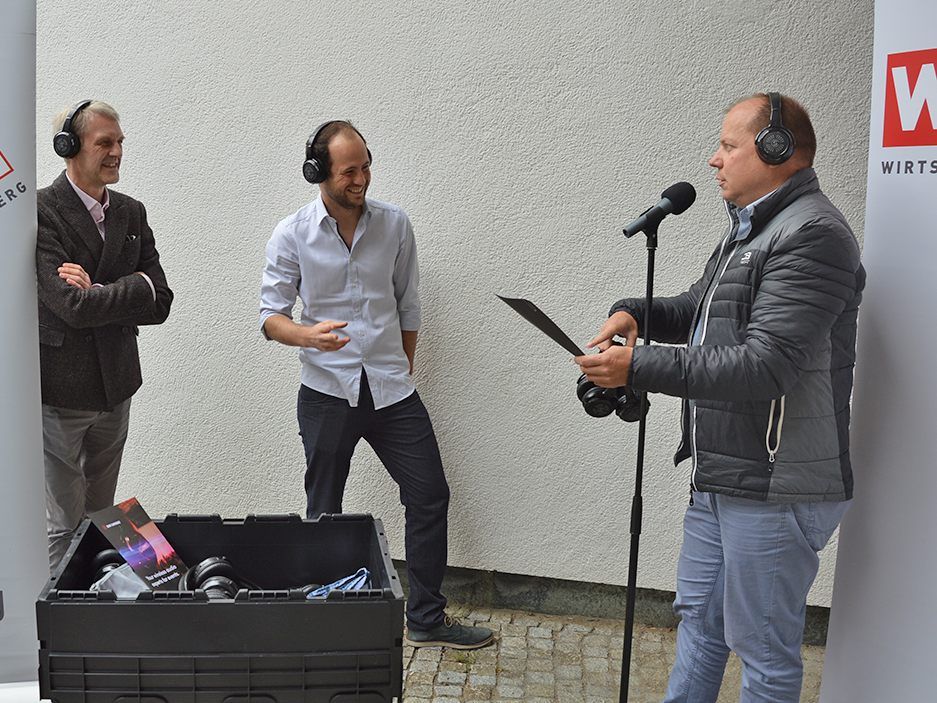 Spartengeschäftsführer Armin Immler testet mit Daniel Strolz (Strolz Events) und Hilmar Müller, Fachgruppengeschäftsführer der Landesinnung Bau (v.r.) die technische Neuerung Spartengeschäftsführer Armin Immler testet mit Daniel Strolz (Strolz Events) und Hilmar Müller, Fachgruppengeschäftsführer der Landesinnung Bau (v.r.) die technische Neuerung