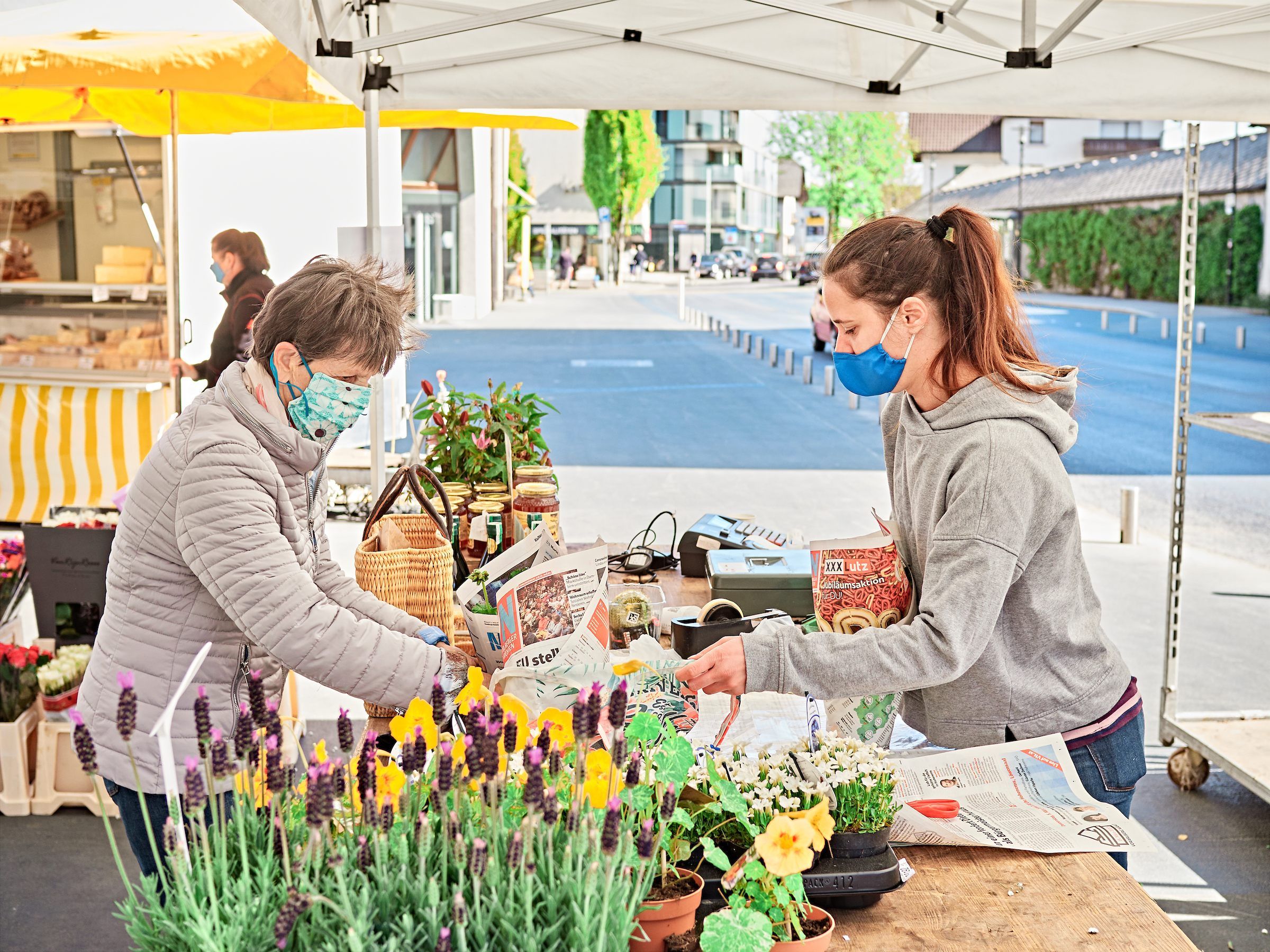 Ein paar Schutzmaßnahmen einhalten, Freihof-desinfizierte Hände und bereit sein für den Einkauf am Markt. Ein paar Schutzmaßnahmen einhalten, Freihof-desinfizierte Hände und bereit sein für den Einkauf am Markt.