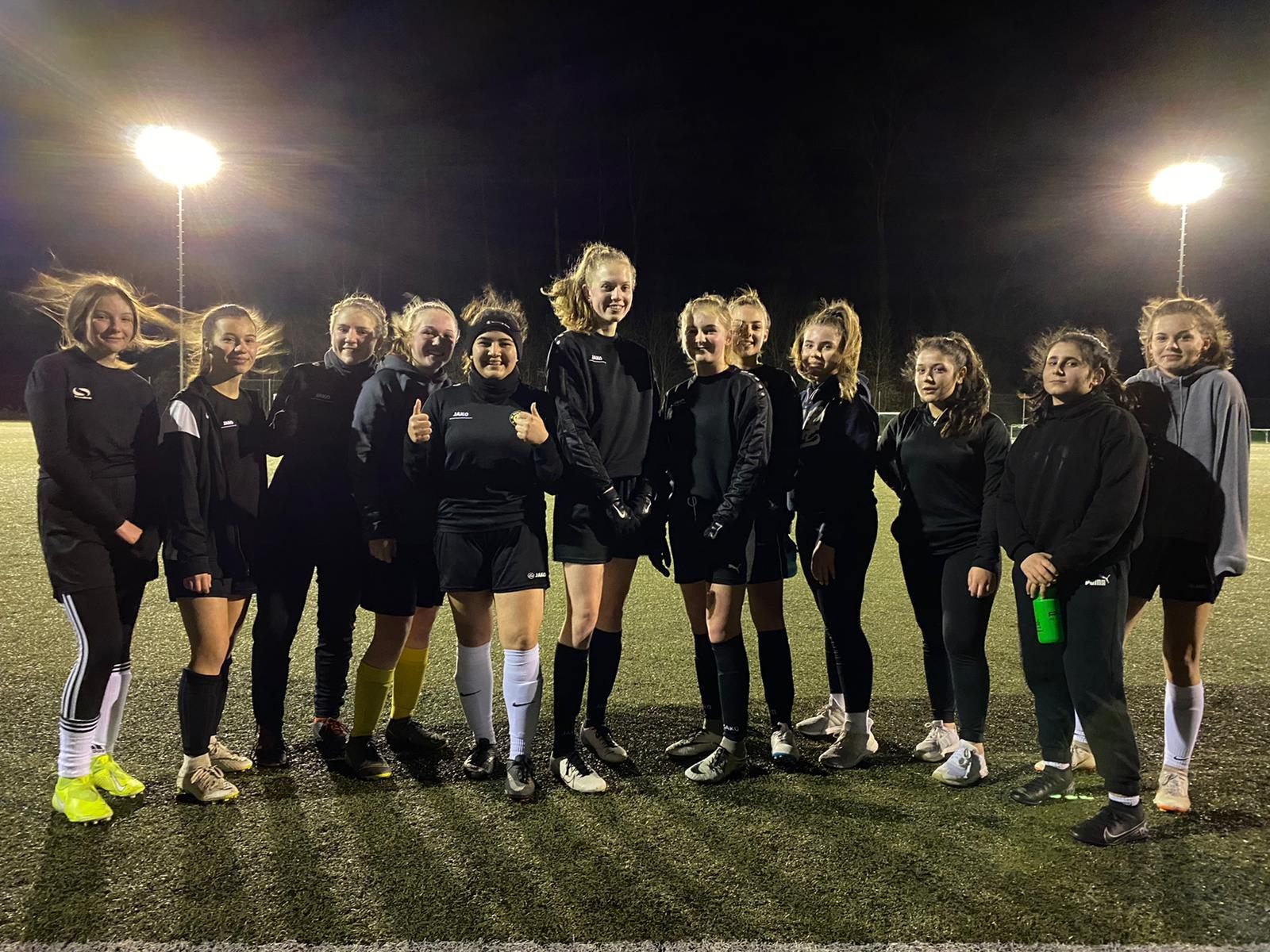 Die Dynamo Girls vom SC Graf Hatlerdorf sind nicht nur auf dem Platz ein eingeschworenes Team - auch abseits vom Spielfeld wird Gemeinschaft großgeschrieben.