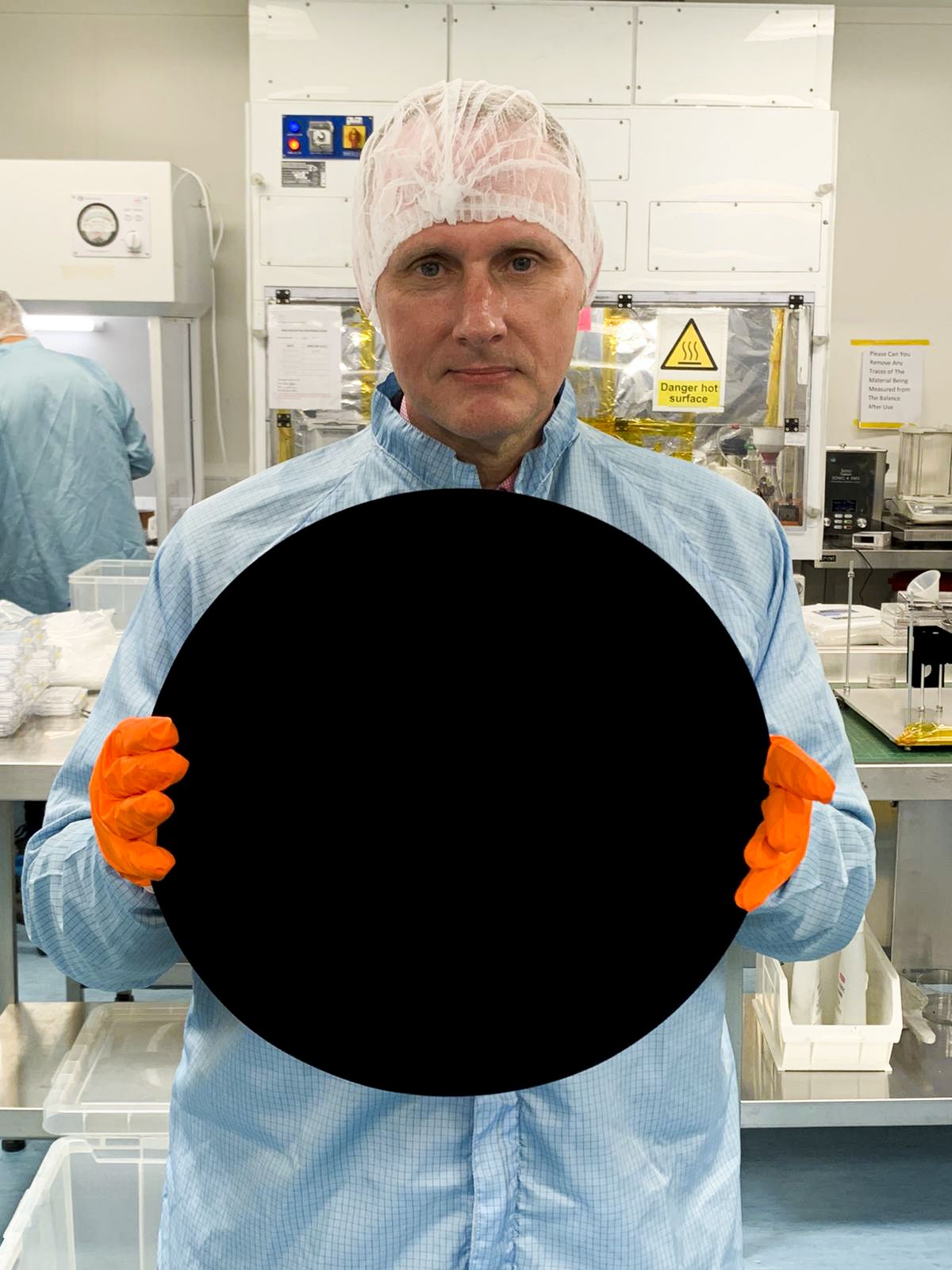 Ben Jensen, CEO von Surrey NanoSystems. Die Firma für Nanotechnologie aus New Haven an der Südküste Englands hat Vantablack entwickelt: eine Beschichtung, die jeden Gegenstand in ein Nichts verwandelt. Ben Jensen, CEO von Surrey NanoSystems. Die Firma für Nanotechnologie aus New Haven an der Südküste Englands hat Vantablack entwickelt: eine Beschichtung, die jeden Gegenstand in ein Nichts verwandelt.