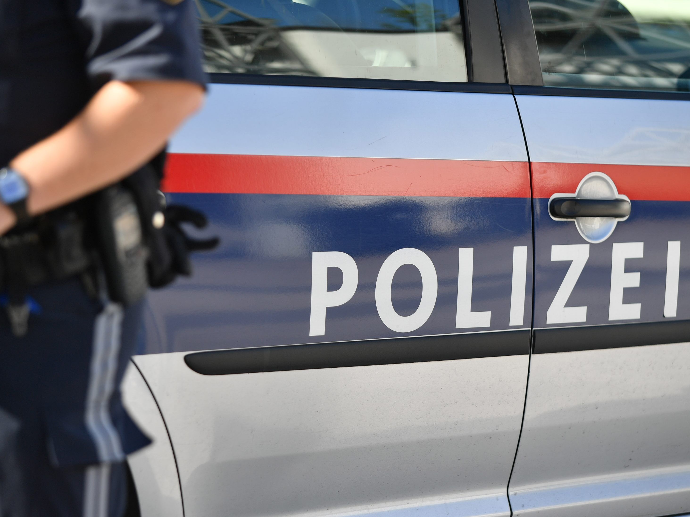 Die Polizei sucht in diesem Fall geschlechtlicher Nötigung nach einem Zeugen und dem Täter.