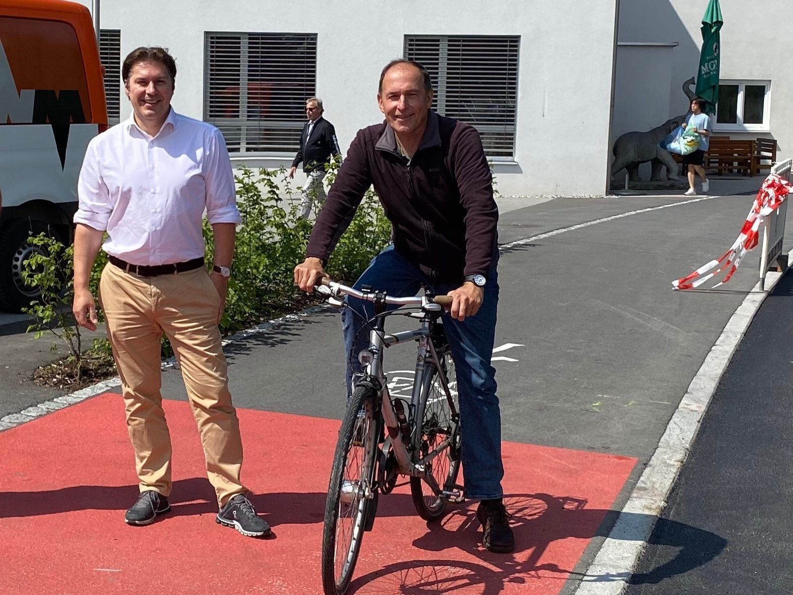 Die zuständigen Gemeinderäte Fitz und Haller besichtigen das fertig gestellte Projekt. Die zuständigen Gemeinderäte Fitz und Haller besichtigen das fertig gestellte Projekt.