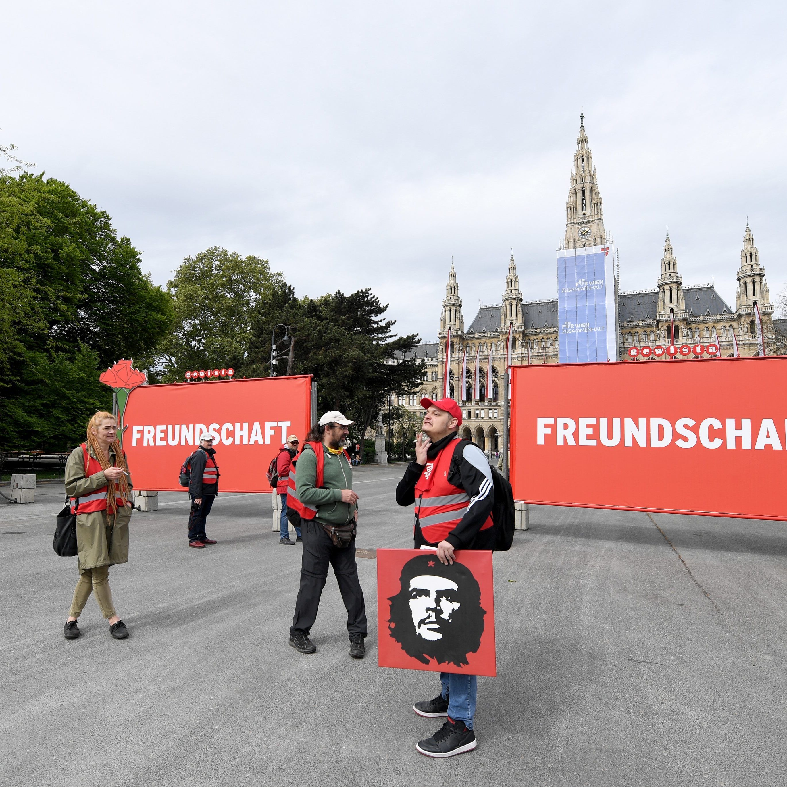 Vereinzelt besuchten eingeschworene Sozialisten den Wiener Rathausplatz.