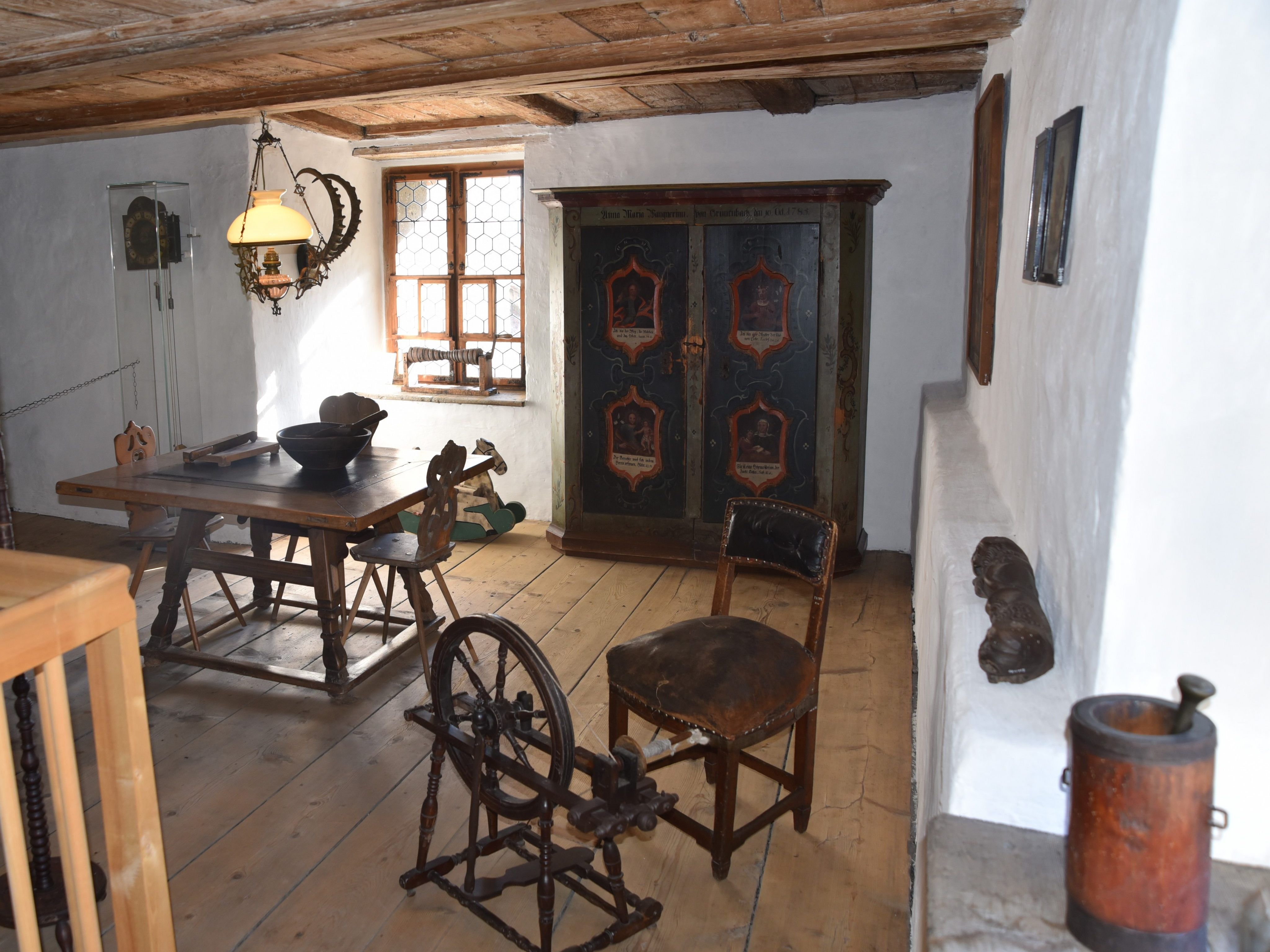 Passend zum Wonnemonat Mai erkennt man den wunderschön bemalten Brautschrank der "Anna Maria Wangerinn von Grünenbach den 10. Oct. 1786". Passend zum Wonnemonat Mai erkennt man den wunderschön bemalten Brautschrank der "Anna Maria Wangerinn von Grünenbach den 10. Oct. 1786".