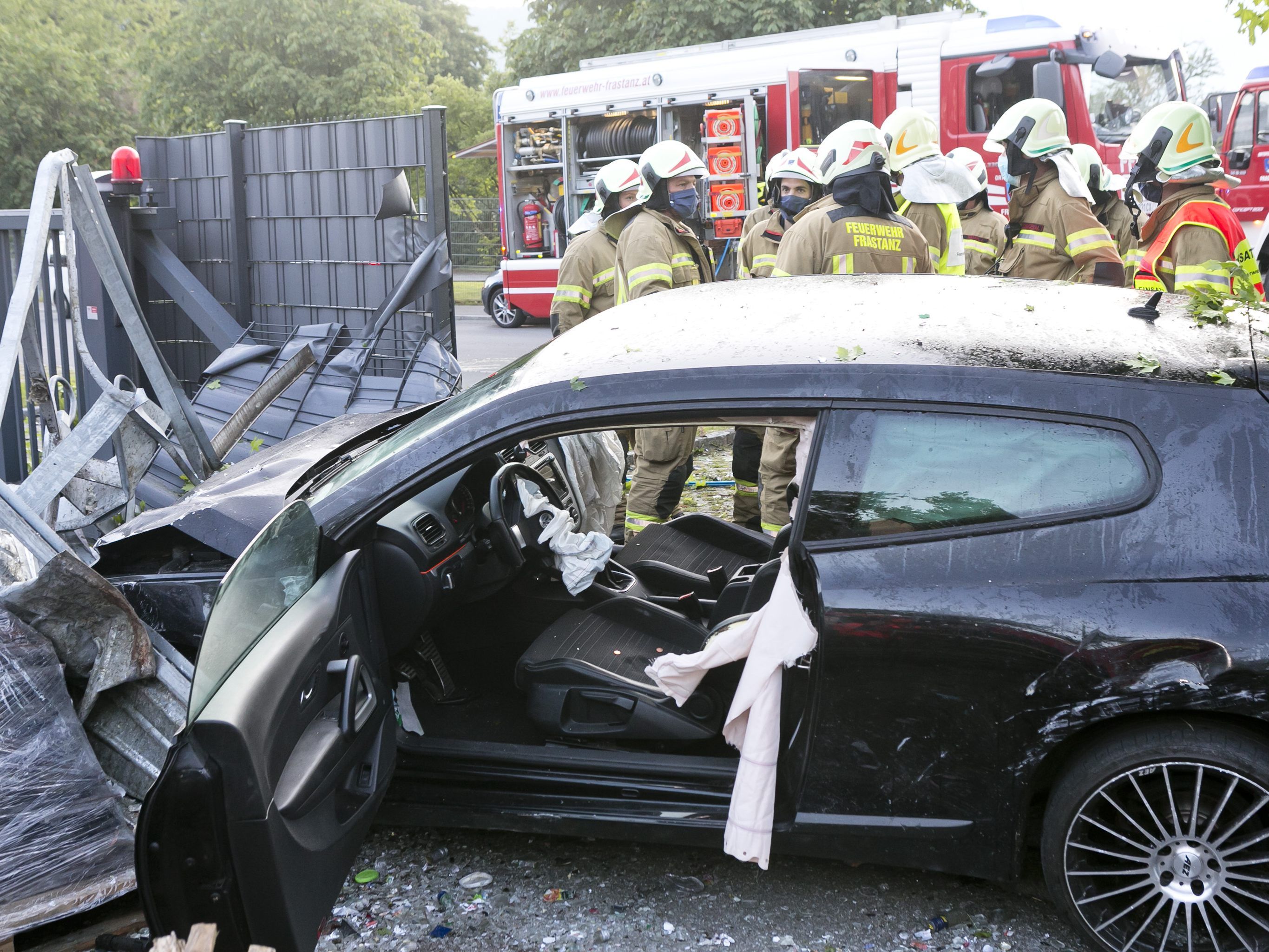 Der Lenker musste von der Feuerwehr mittels Bergeschere befreit werden.
