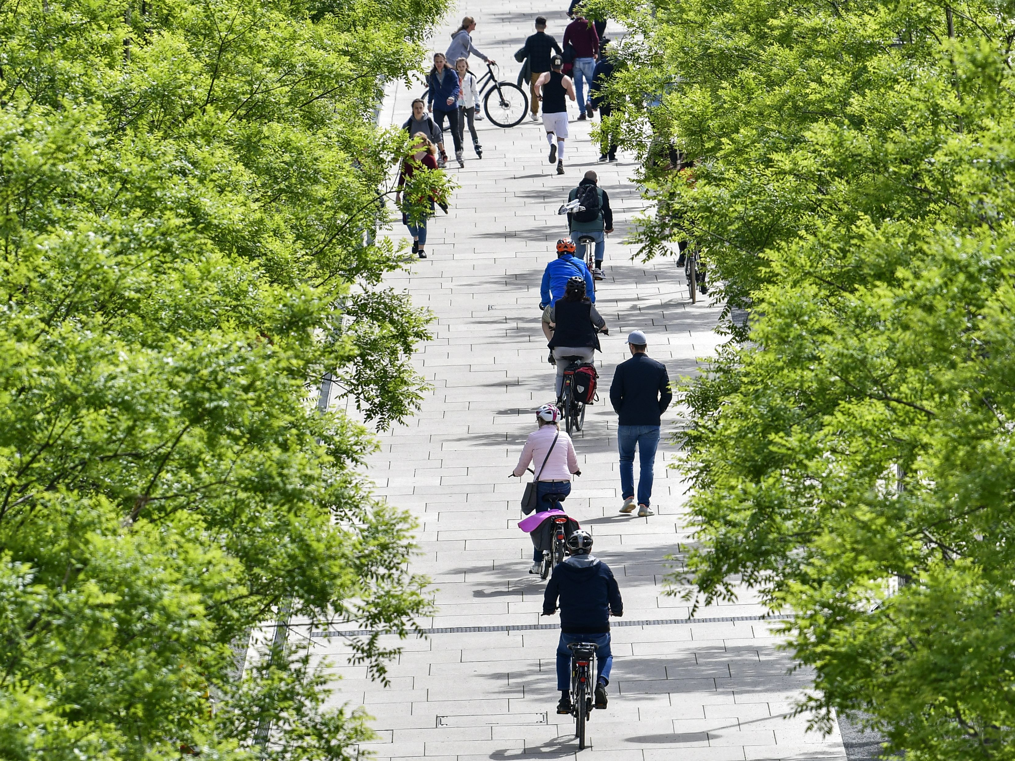 In Deutschland könnte es schön 1,8 Mio. Infizierte geben.