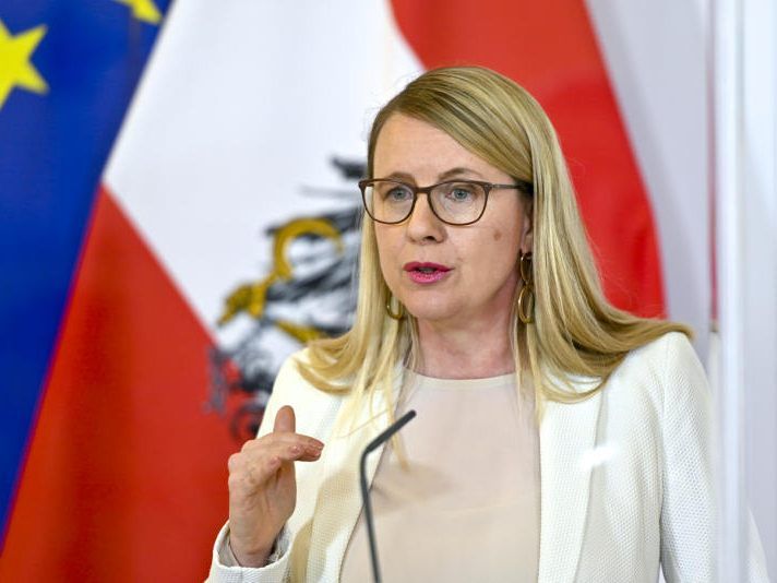 Wirtschaftsministerin Schramböck