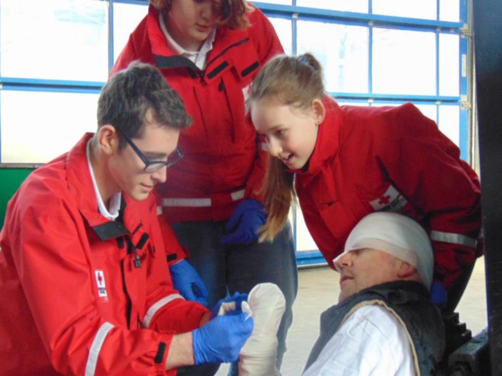 Die First-Responder kümmern sich bis zum Eintreffen des Rettungsdienstes um die Verletzten Die First-Responder kümmern sich bis zum Eintreffen des Rettungsdienstes um die Verletzten