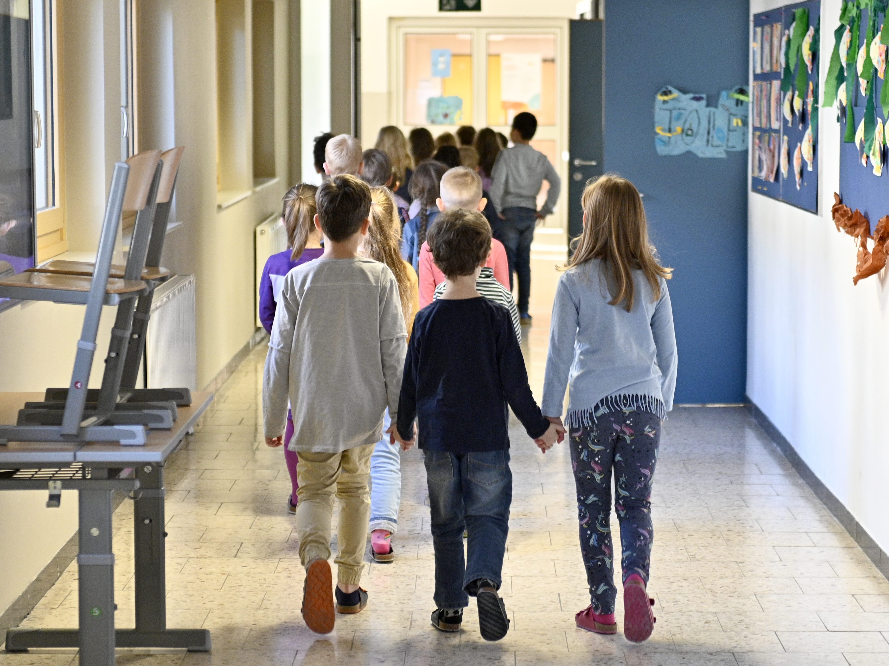 Ab Montag muss die Einteilung für den Schichtbetrieb in Schulen stehen. Ab Montag muss die Einteilung für den Schichtbetrieb in Schulen stehen.