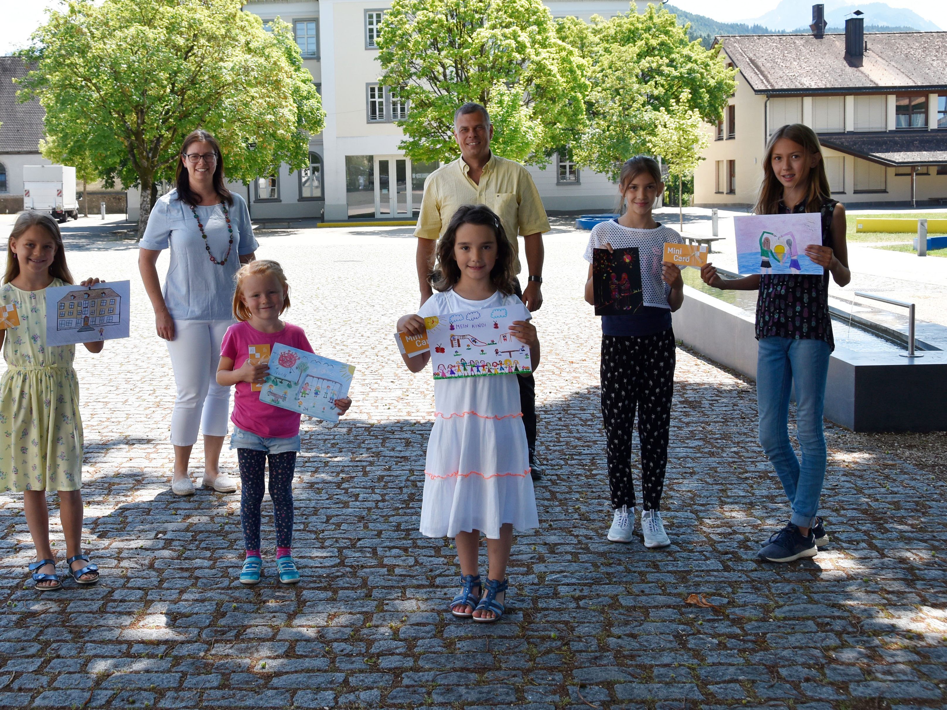 V.l.n.r.: Die Gewinnerinnen Lara Parigger, Karlina Markstaler, Matilda Knobel-Flores, Thalea und Malina Fox bei der Gewinnübergabe mit Bgm. Katharina Wöß-Krall und Johannes Thurnher. V.l.n.r.: Die Gewinnerinnen Lara Parigger, Karlina Markstaler, Matilda Knobel-Flores, Thalea und Malina Fox bei der Gewinnübergabe mit Bgm. Katharina Wöß-Krall und Johannes Thurnher.