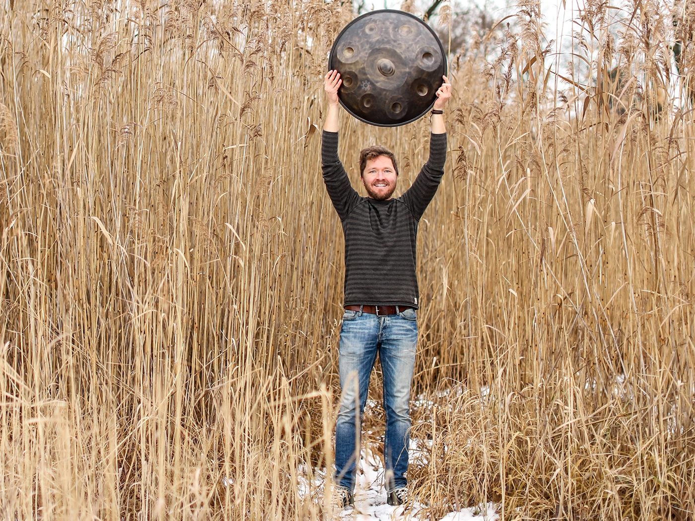 Mathias Meusburger liebt es mit seiner Handpan mitten in der Natur Musik zu machen.