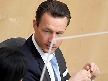 Blümel und Köstinger im Nationalrat
