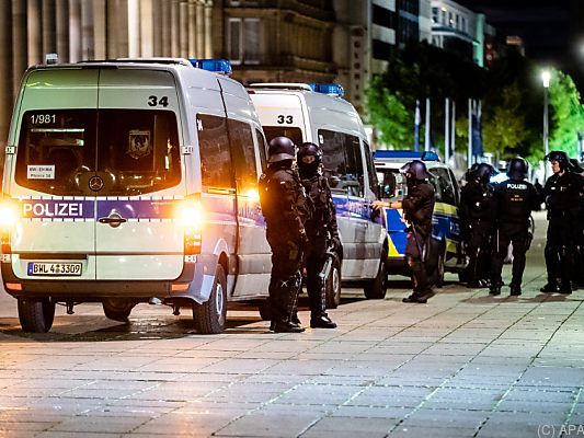 Kleingruppen lieferten sich Straßenschlachten mit der Polizei Kleingruppen lieferten sich Straßenschlachten mit der Polizei
