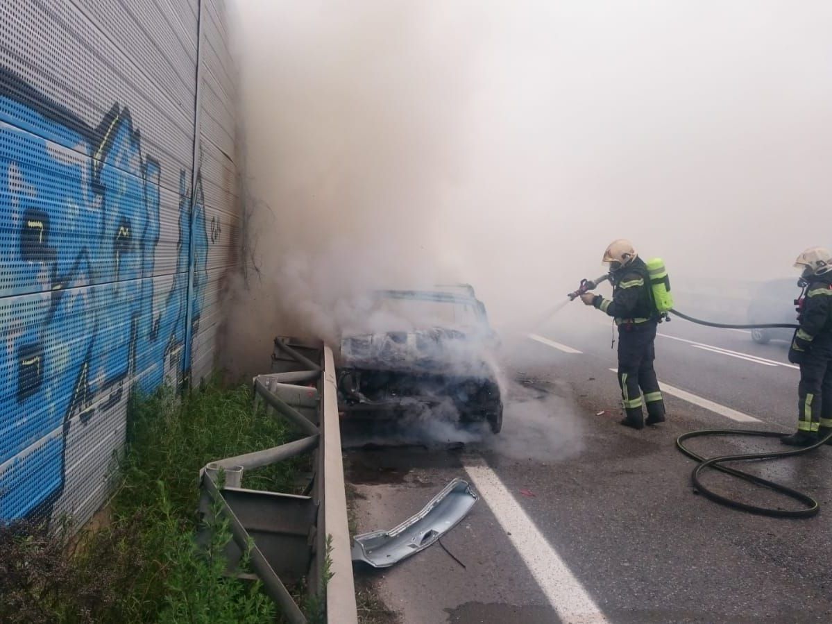 Nach einem Auffahrunfall fing ein Pkw auf der A4 Feuer.