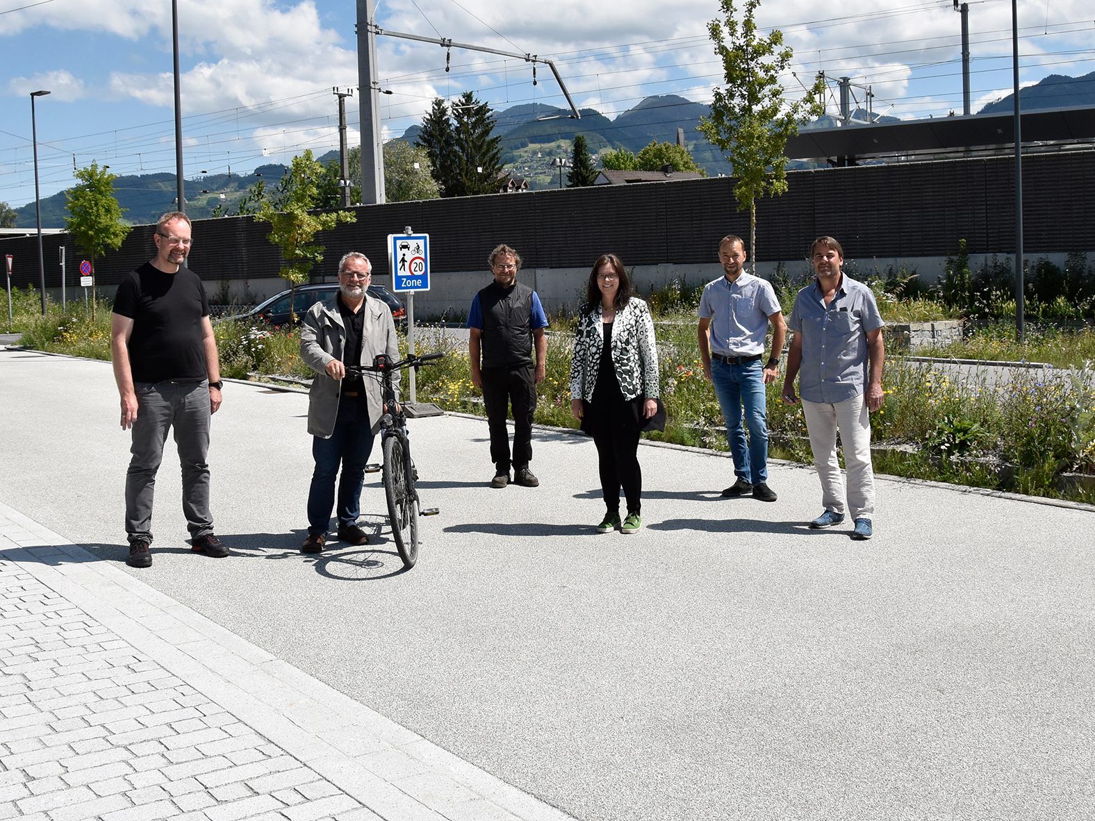Projektleiter Jens Stritzel, Gemeinderat Christoph Metzler, Bauhofleiter Wilfried Ammann, Bürgermeisterin Katharina Wöß-Krall, Klaus Brugger von Wilhelm + Mayer und Lukas Ess von M+G Ingenieure.