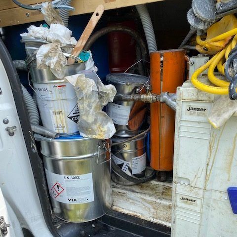 Beim Öffnen der Seitentür fiel Gefahrgut heraus und die Flüssigkeit trat aus.