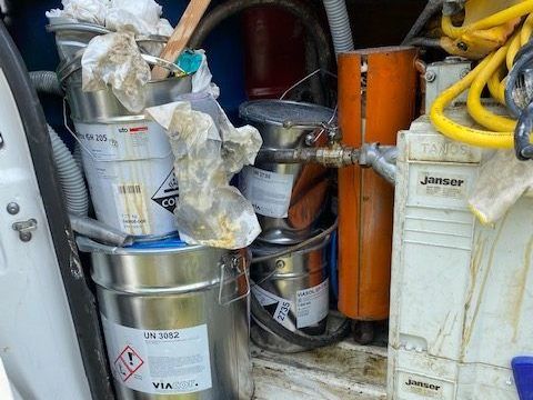 Beim Öffnen der Seitentür fiel Gefahrgut heraus und die Flüssigkeit trat aus.