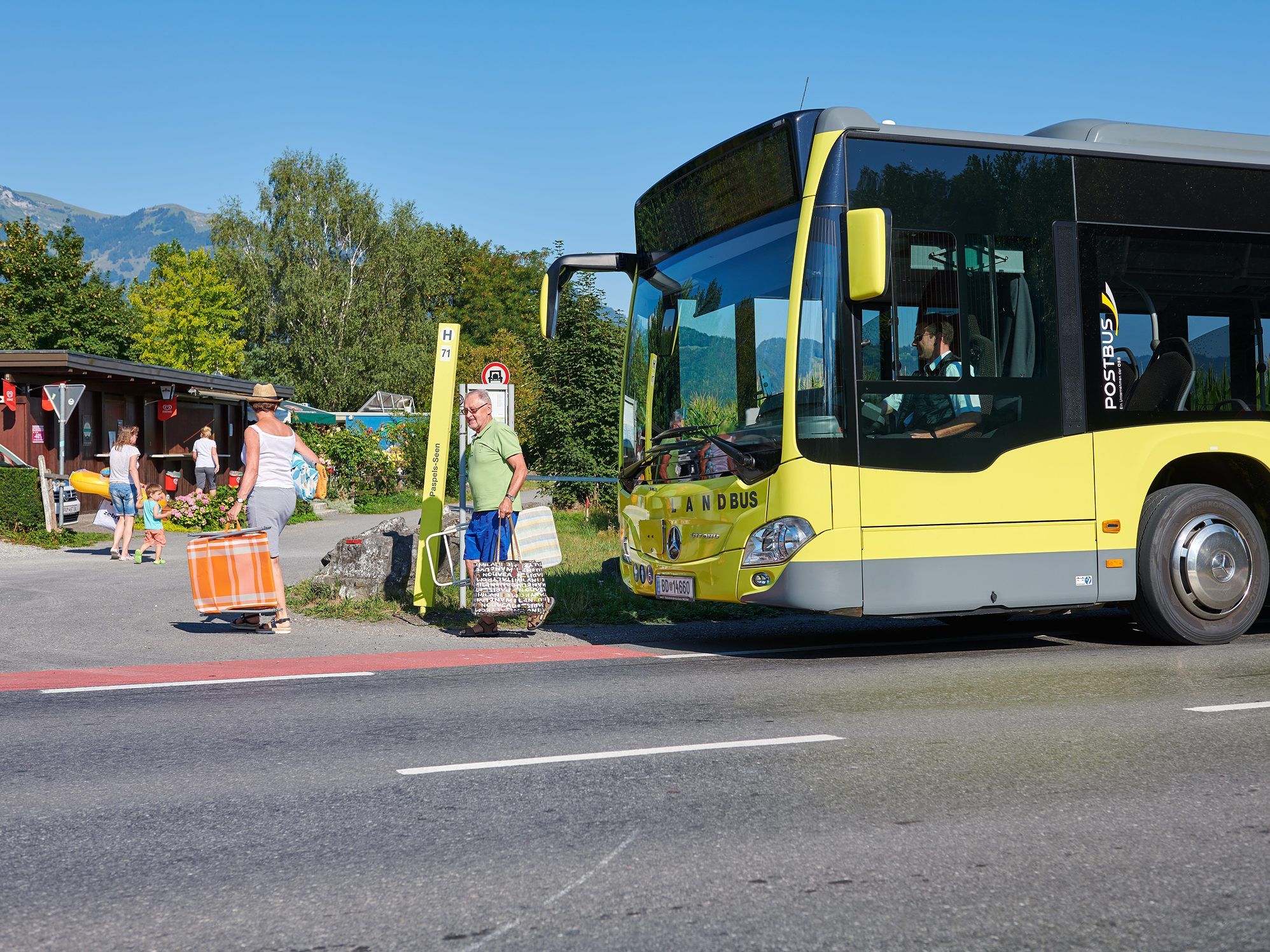 Die Buslinie 61 B bringt Gäste direkt zu den Paspels-Seen. Tickets gibt es beim Busfahrer.