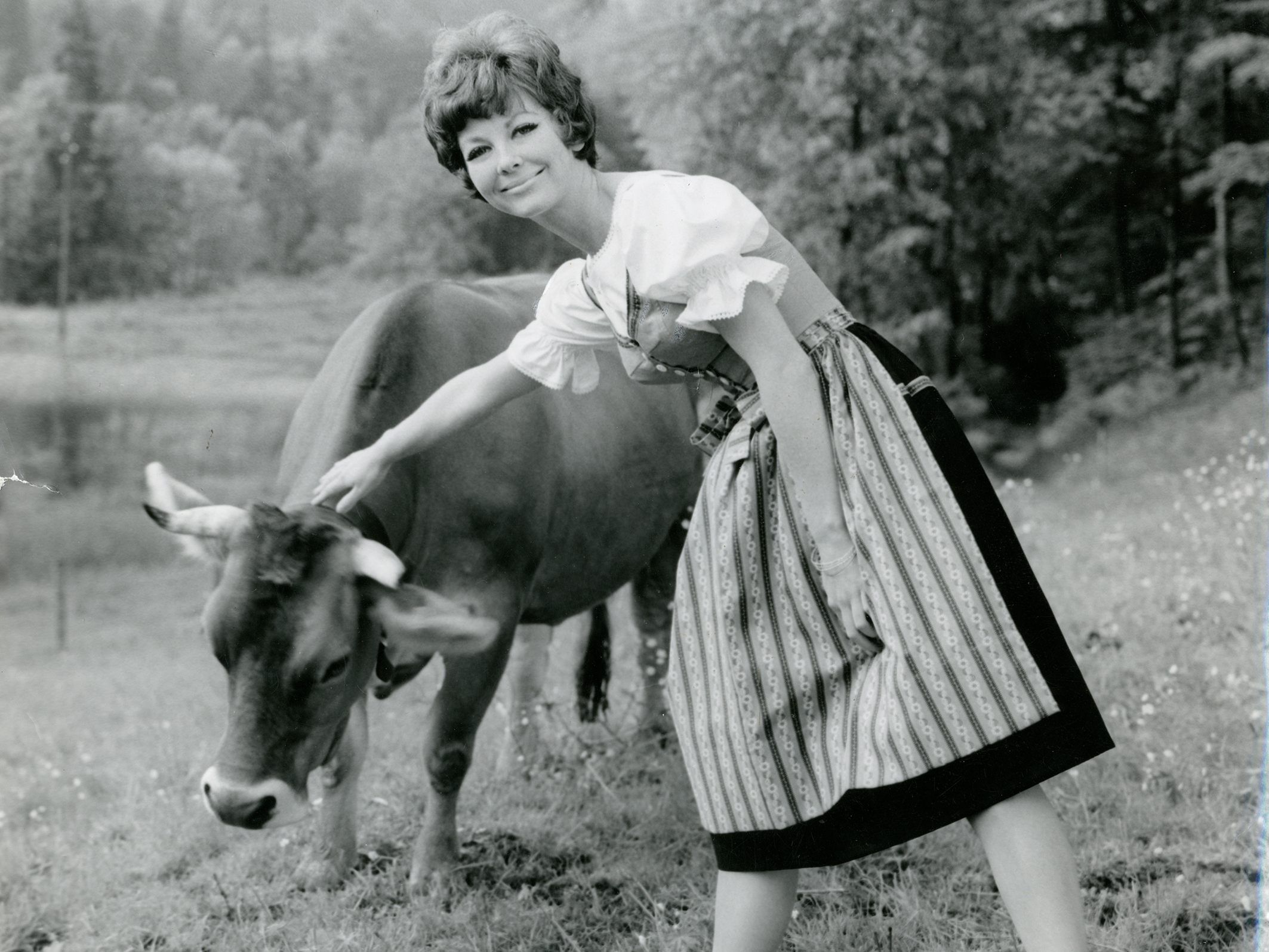 Ein „echtes“ Rhomberg-Dirndl nach einem Modell von Anna Gmeinder in der Sommerkollektion von 1962. Ein „echtes“ Rhomberg-Dirndl nach einem Modell von Anna Gmeinder in der Sommerkollektion von 1962.