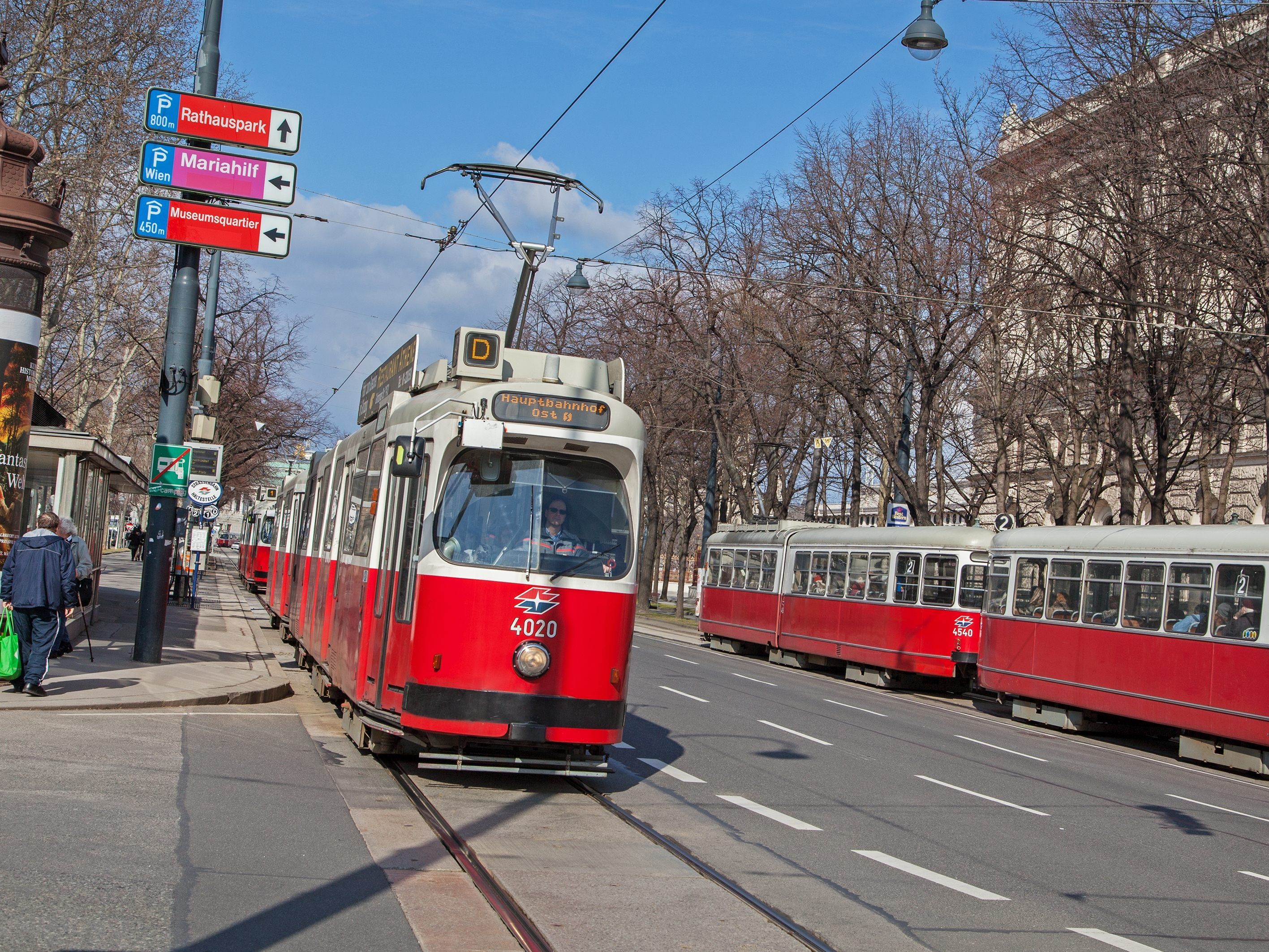 Drei Männer machten in Wien Selfies anstatt der lebensgefährlich verletzten Frau zu helfen.