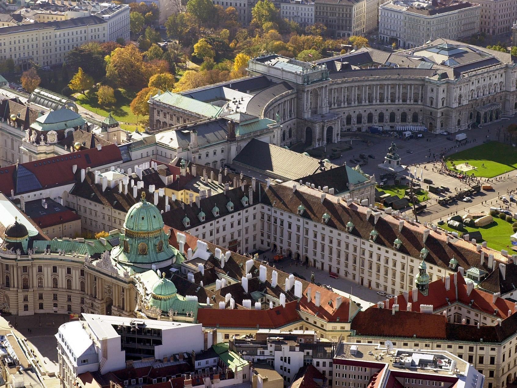 Erstmals werden von Wien auch Schrägluftbilder angefertigt.