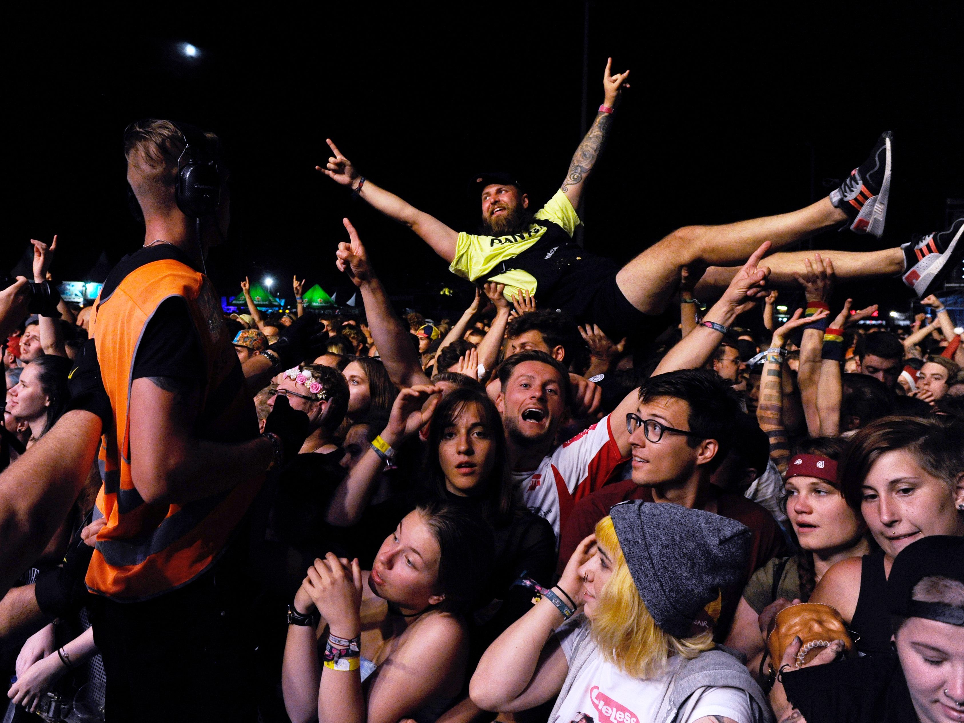Wer für das diesjährige Frequency ein Ticket erworben hat, kann dieses gegen eine Karte für das nächstes Jahr eintauschen. Wer für das diesjährige Frequency ein Ticket erworben hat, kann dieses gegen eine Karte für das nächstes Jahr eintauschen.