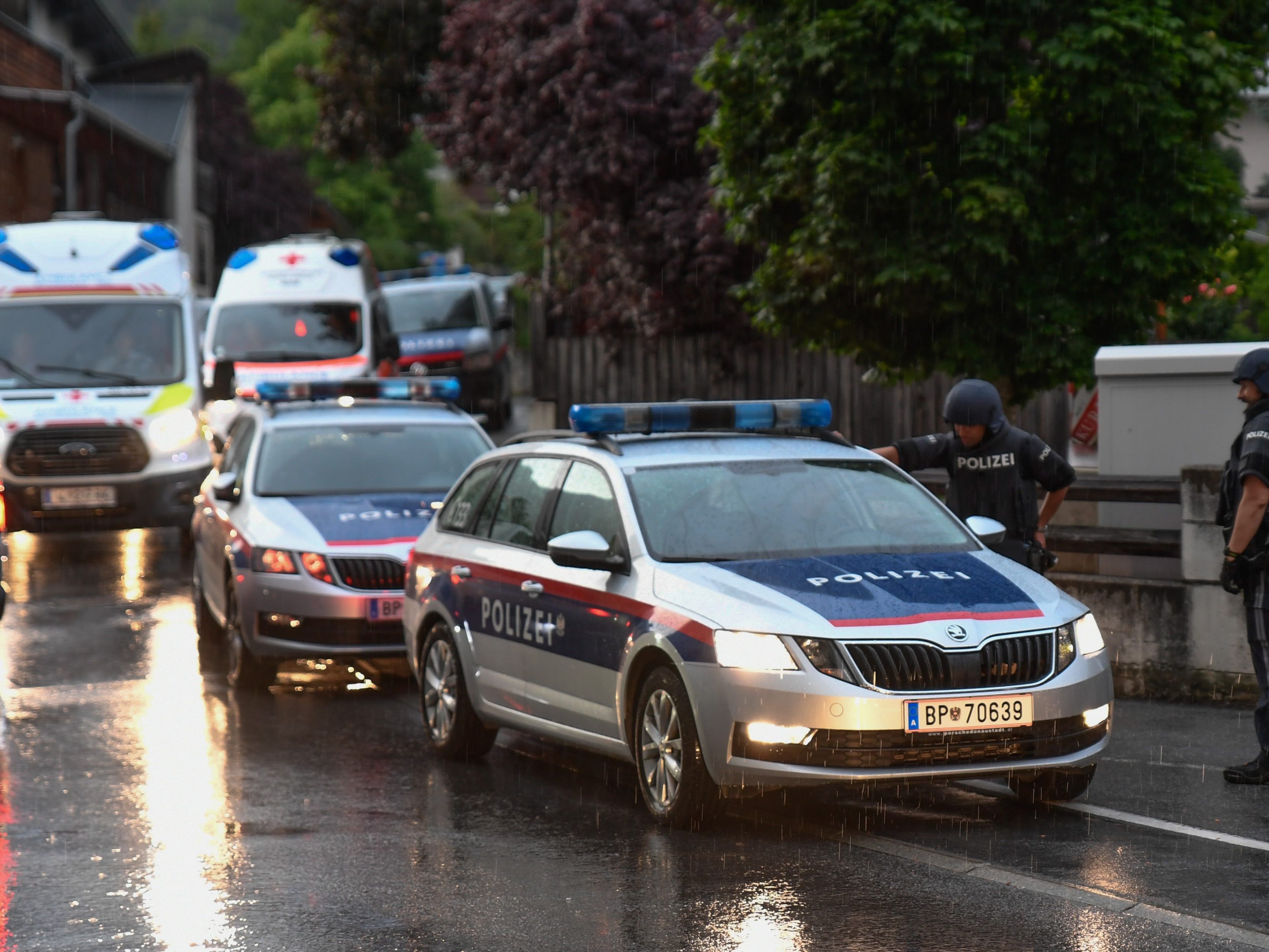 Einsatzkräfte der Polizei im Rahmen der Festnahme des Mannes