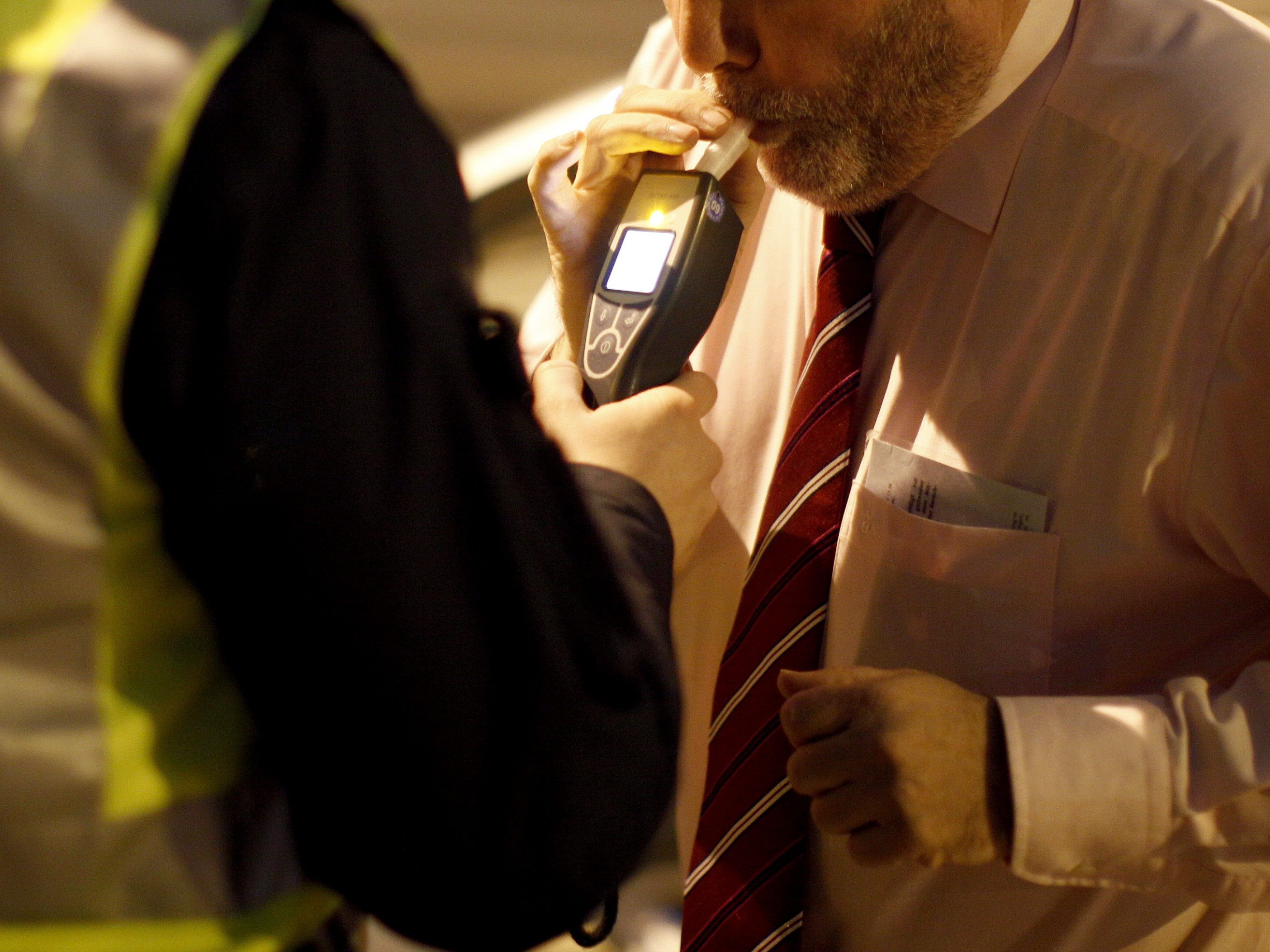 Je nach Alkoholisierungsgrad drohen Strafen bis zu 5.900 Euro. Je nach Alkoholisierungsgrad drohen Strafen bis zu 5.900 Euro.