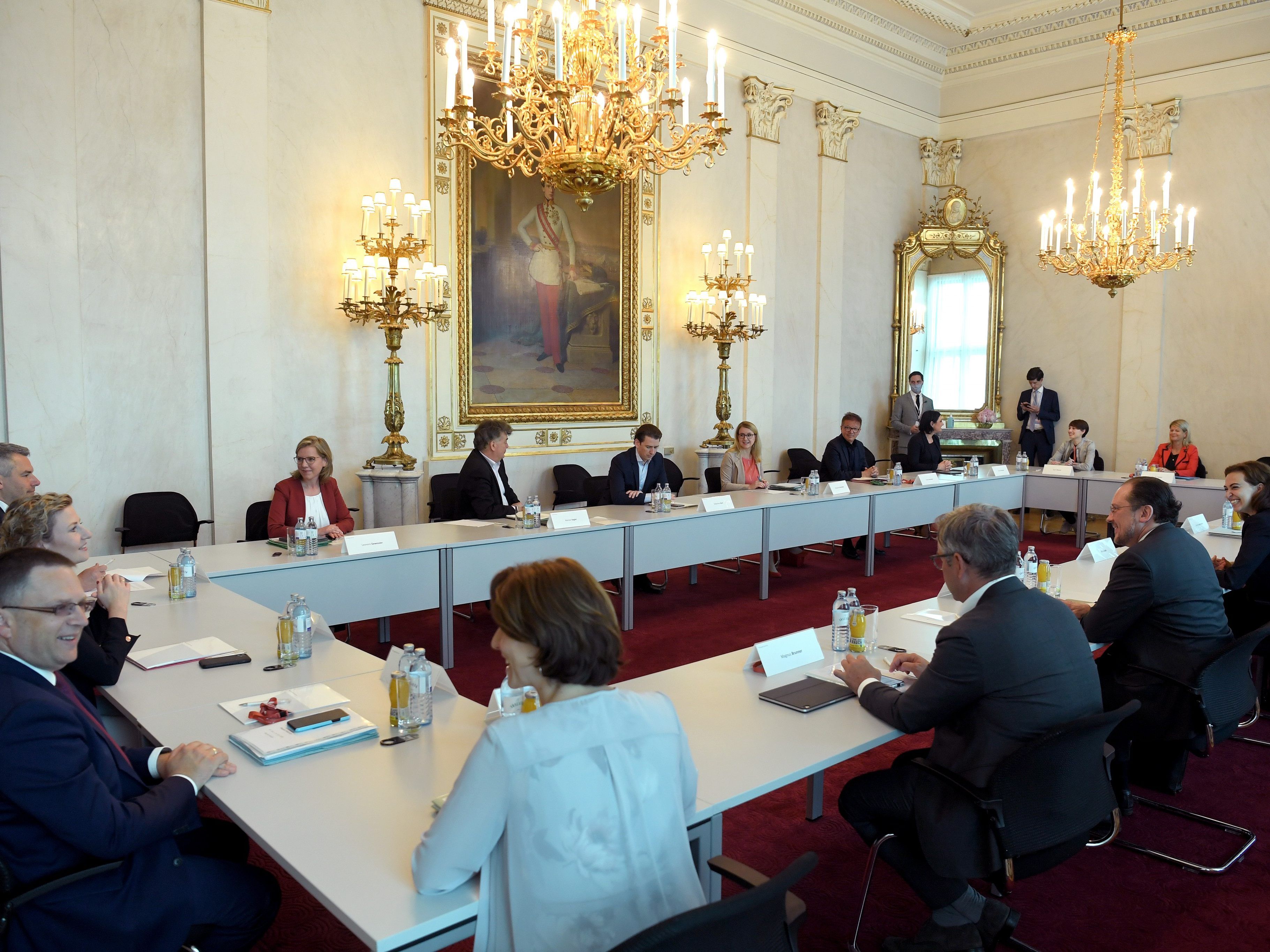 Die Gesamtsumme wurde vom Finanzminister noch offen gelassen.