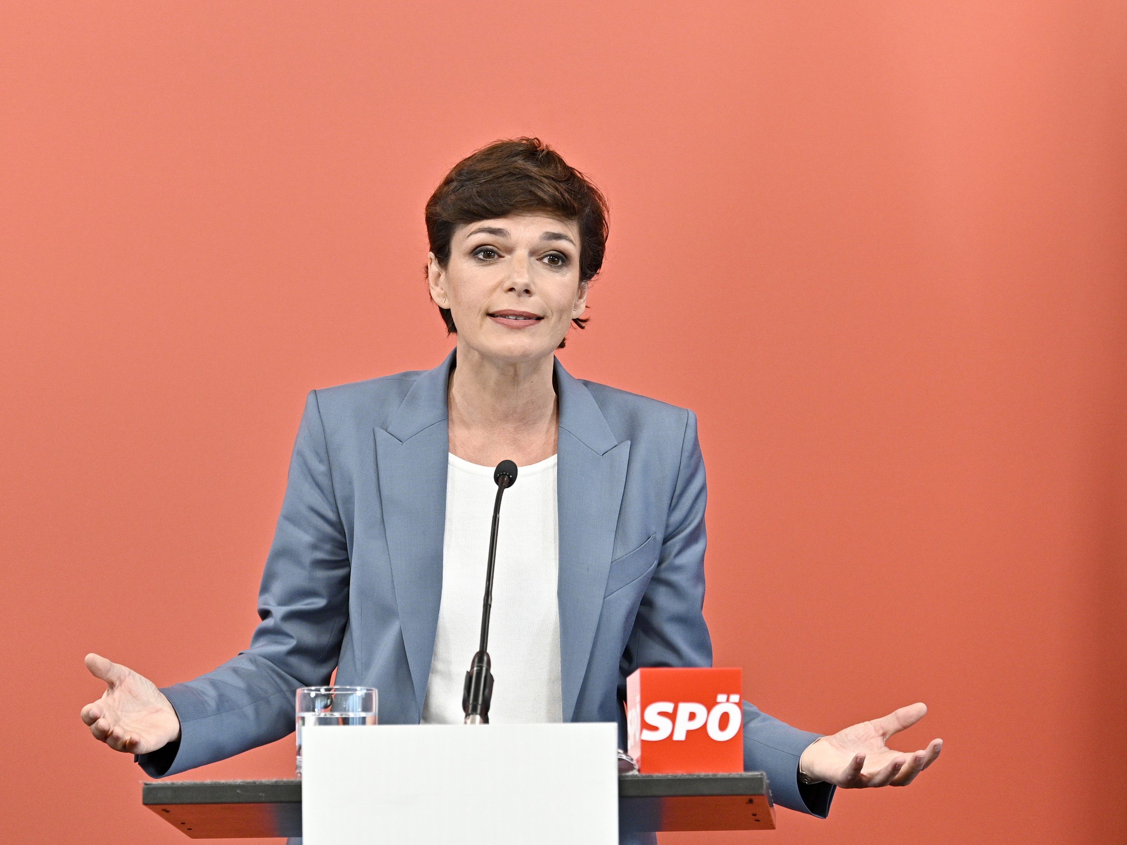 SPÖ-Chefin Rendi-Wagner kritisiert erneut die Corona-Maßnahmen der Regierung. SPÖ-Chefin Rendi-Wagner kritisiert erneut die Corona-Maßnahmen der Regierung.