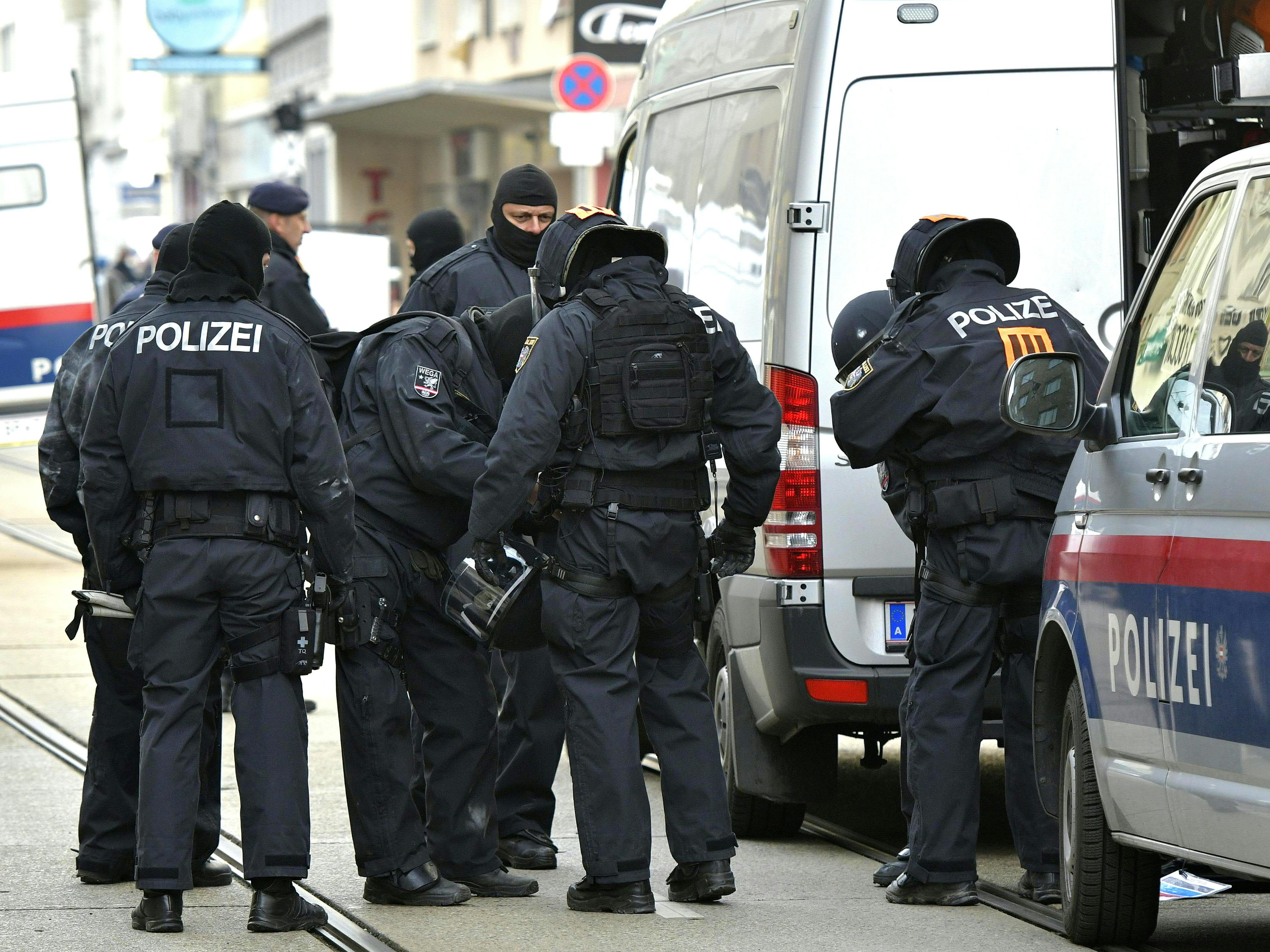 Auch die Sondereinheit WEGA stand nach einem Banküberfall im Einsatz. Auch die Sondereinheit WEGA stand nach einem Banküberfall im Einsatz.