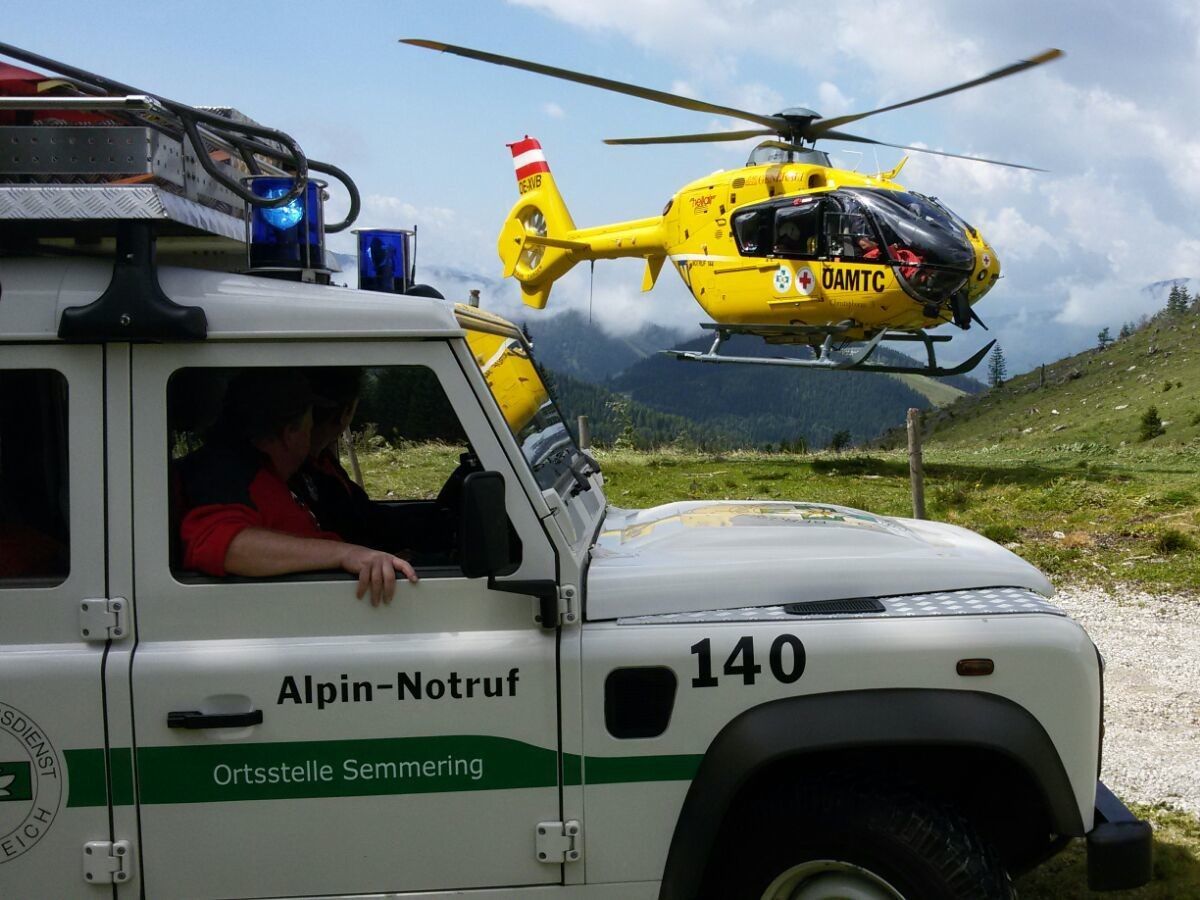 Die Frau starb noch am Berg.