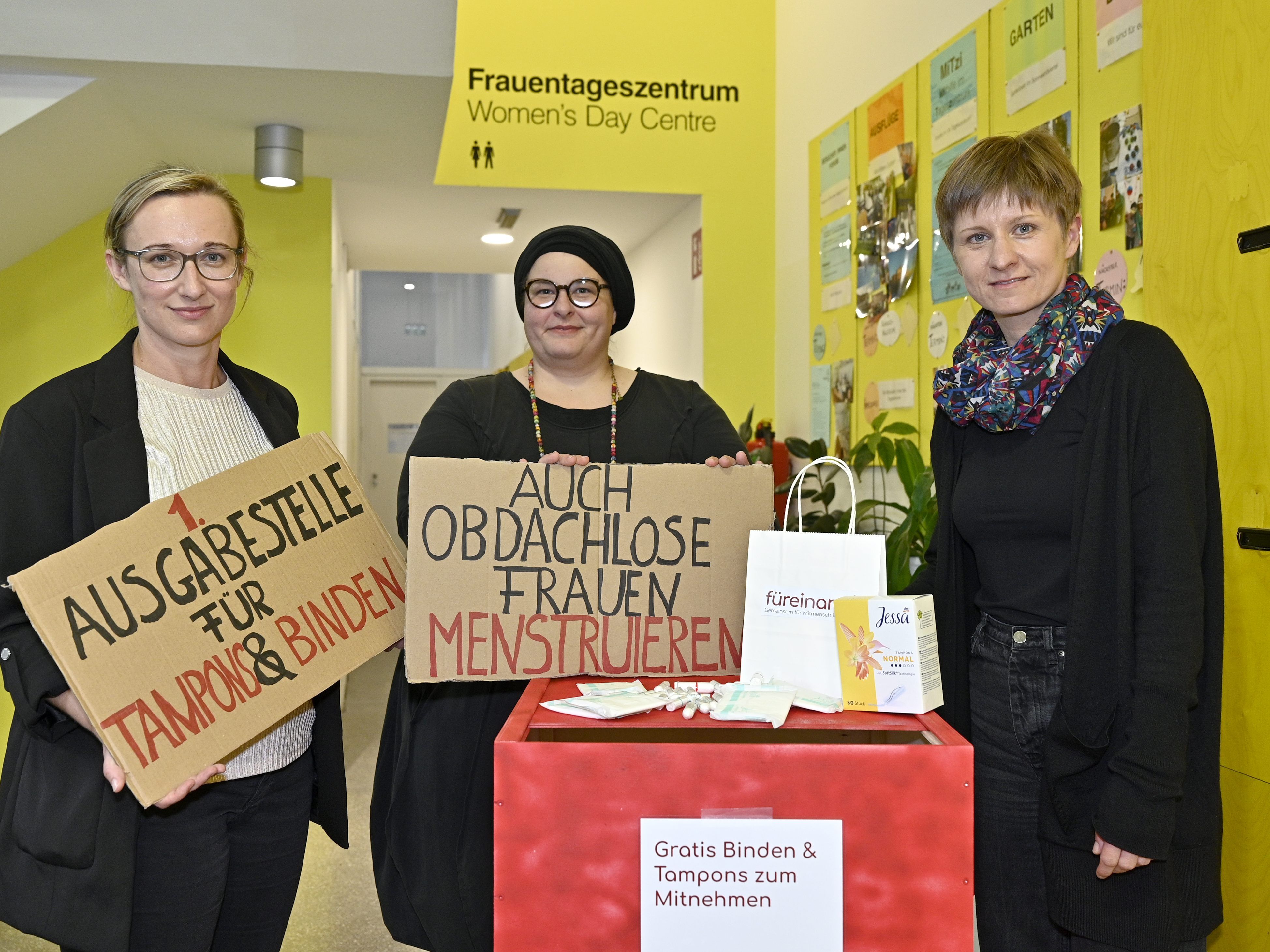 (v.l.), Caritas-Wien Mitarbeiterinnen Maja Markovic-Riedl, Stefanie Fiala und Doris Anzenguber bei der Eröffnung der ersten Ausgabestelle für Damenhygieneartikel